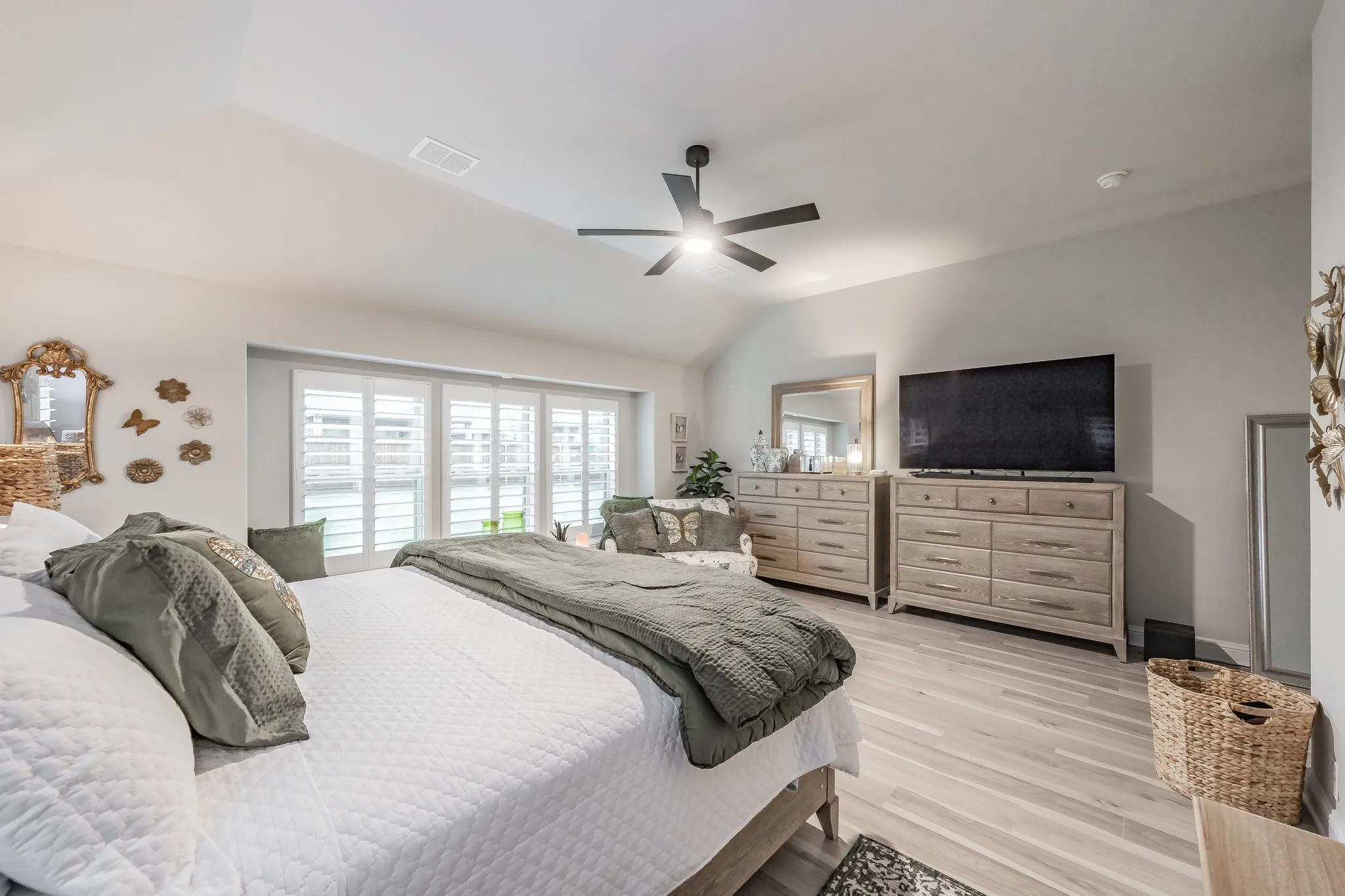 Single Family Residence For Sale in Denton County , 1076 Fleetwood Drive, Justin, Texas 76247, 3 Bedroom, 3 Bathroom, 2 Garage spaces, 2,521 Sqft, built in 2023, Preowned, mls#21152497, Real Estate Agent in Justin, Homes For Sale in Denton county, Homes For Sale in Justin, Realtor in Justin Texas, Real Estate Brokerage Independent Realty Texas, Luminita Cordes Realtor