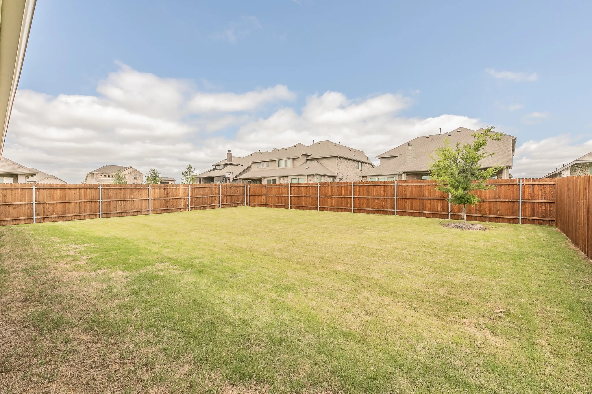 Single Family Residence For Sale in Denton County , 1076 Fleetwood Drive, Justin, Texas 76247, 3 Bedroom, 3 Bathroom, 2 Garage spaces, 2,521 Sqft, built in 2023, Preowned, mls#21152497, Real Estate Agent in Justin, Homes For Sale in Denton county, Homes For Sale in Justin, Realtor in Justin Texas, Real Estate Brokerage Independent Realty Texas, Luminita Cordes Realtor