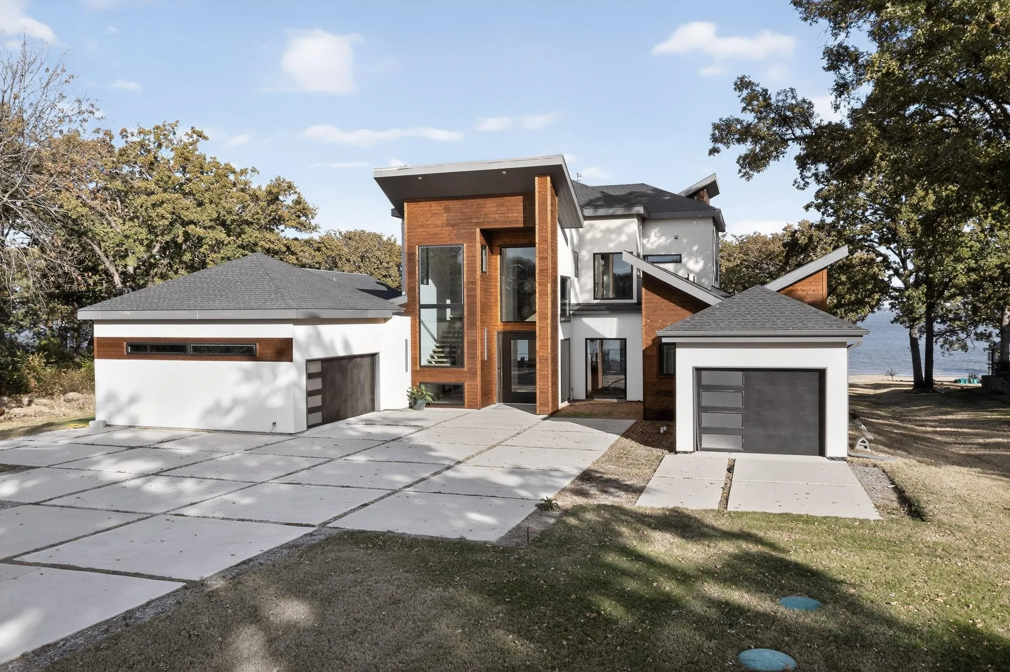 Single Family Residence For Sale in Kaufman County , 8839 Southern Shore Court, Kemp, Texas 75143, 4 Bedroom, 5 Bathroom, 3 Garage spaces, 3,986 Sqft, built in 2022, Preowned, mls#21005468, Real Estate Agent in Kemp, Homes For Sale in Kaufman county, Homes For Sale in Kemp, Realtor in Kemp Texas, Real Estate Brokerage Independent Realty Texas, Luminita Cordes Realtor