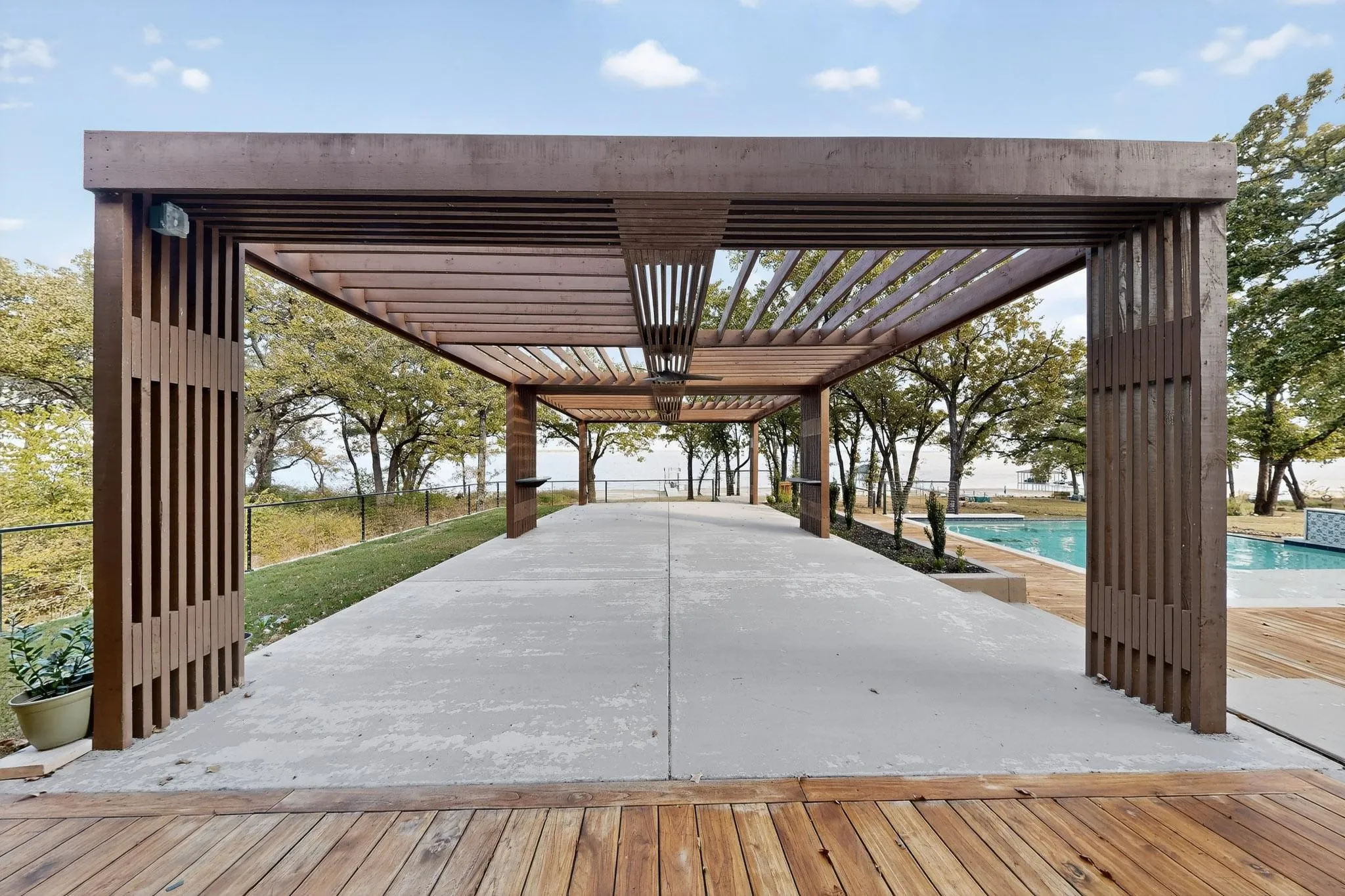 Single Family Residence For Sale in Kaufman County , 8839 Southern Shore Court, Kemp, Texas 75143, 4 Bedroom, 5 Bathroom, 3 Garage spaces, 3,986 Sqft, built in 2022, Preowned, mls#21005468, Real Estate Agent in Kemp, Homes For Sale in Kaufman county, Homes For Sale in Kemp, Realtor in Kemp Texas, Real Estate Brokerage Independent Realty Texas, Luminita Cordes Realtor