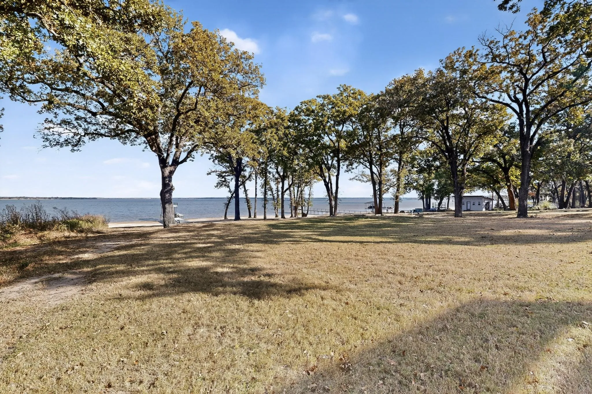 Single Family Residence For Sale in Kaufman County , 8839 Southern Shore Court, Kemp, Texas 75143, 4 Bedroom, 5 Bathroom, 3 Garage spaces, 3,986 Sqft, built in 2022, Preowned, mls#21005468, Real Estate Agent in Kemp, Homes For Sale in Kaufman county, Homes For Sale in Kemp, Realtor in Kemp Texas, Real Estate Brokerage Independent Realty Texas, Luminita Cordes Realtor