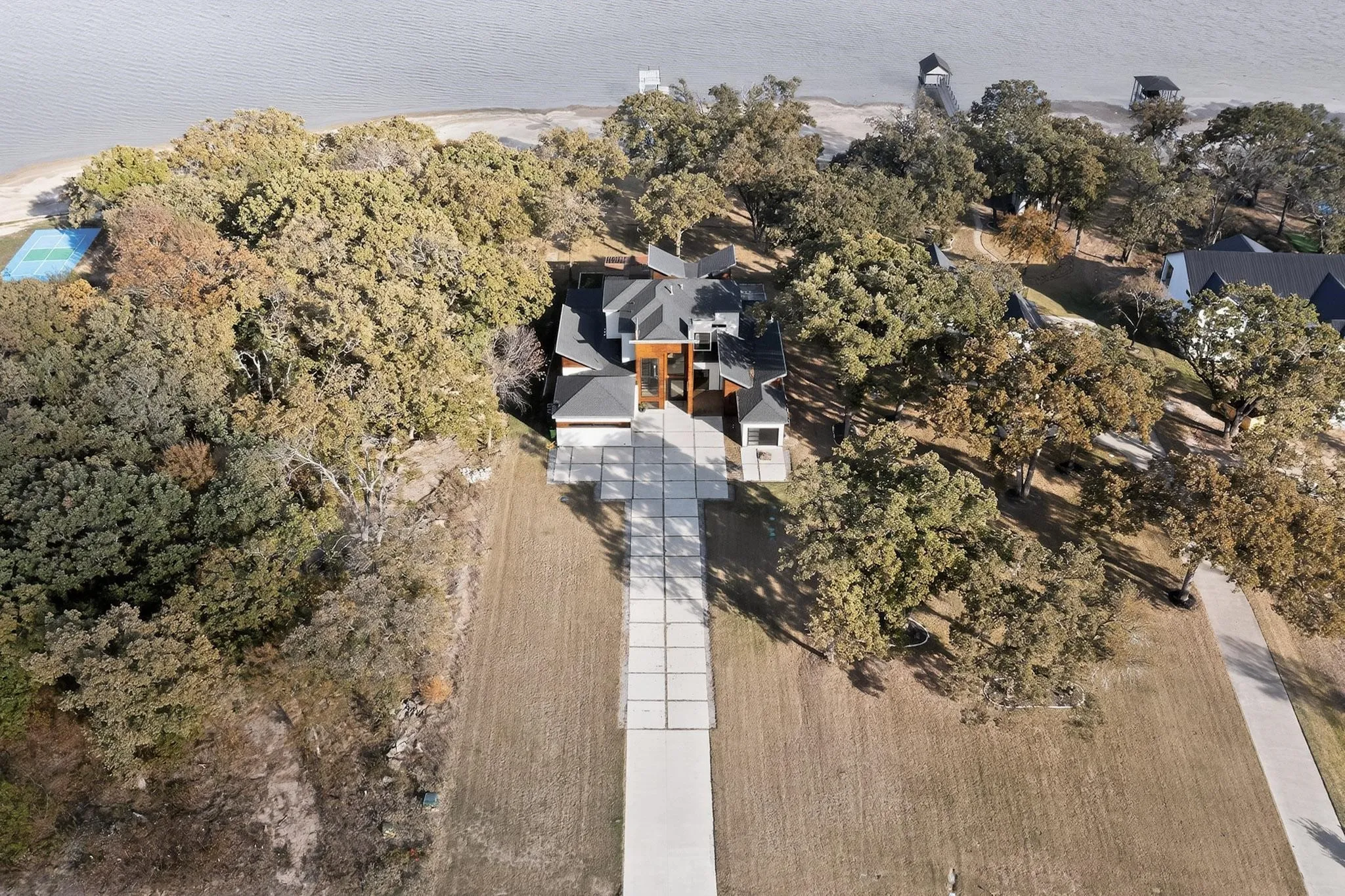 Single Family Residence For Sale in Kaufman County , 8839 Southern Shore Court, Kemp, Texas 75143, 4 Bedroom, 5 Bathroom, 3 Garage spaces, 3,986 Sqft, built in 2022, Preowned, mls#21005468, Real Estate Agent in Kemp, Homes For Sale in Kaufman county, Homes For Sale in Kemp, Realtor in Kemp Texas, Real Estate Brokerage Independent Realty Texas, Luminita Cordes Realtor