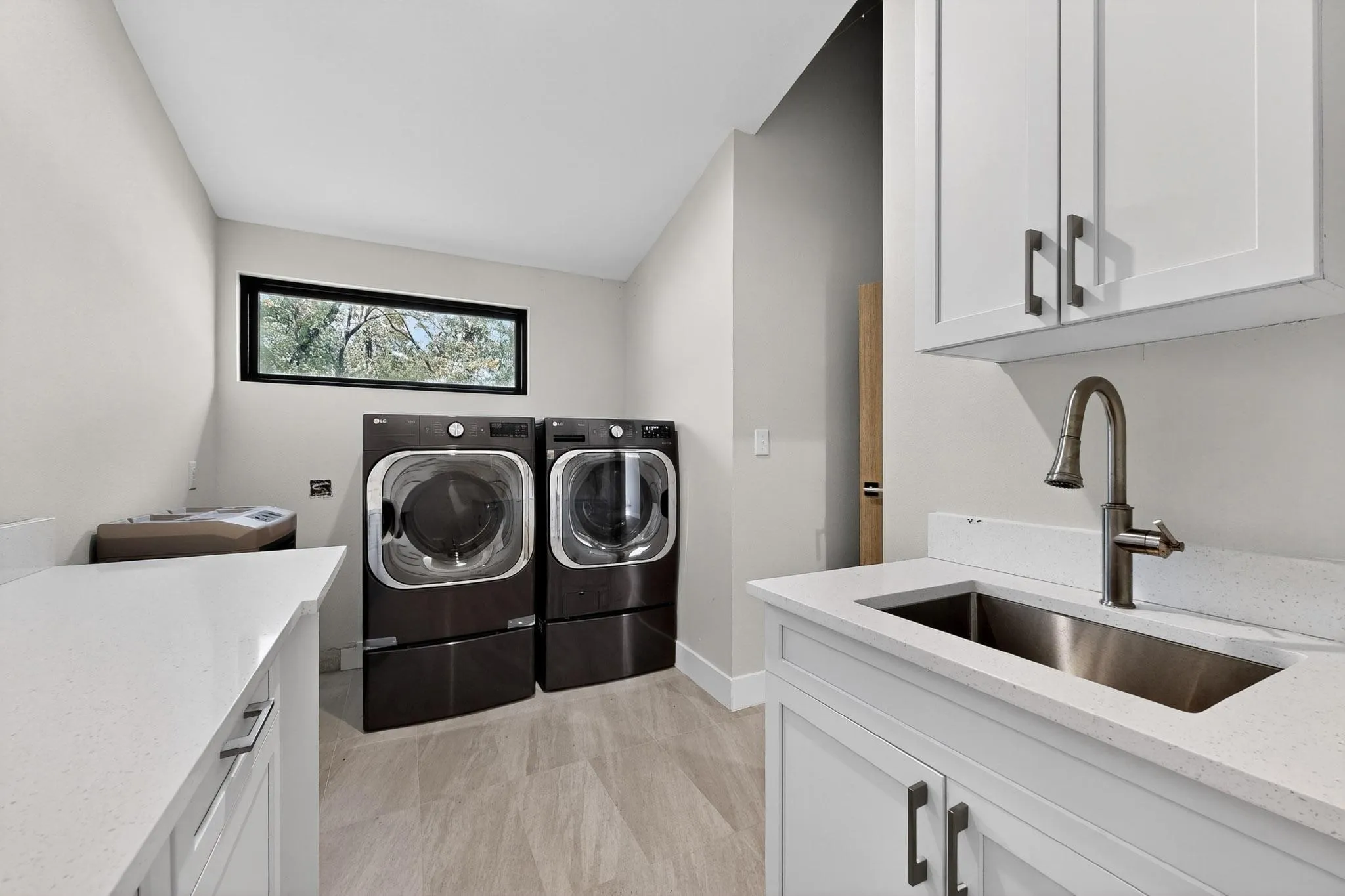 Single Family Residence For Sale in Kaufman County , 8839 Southern Shore Court, Kemp, Texas 75143, 4 Bedroom, 5 Bathroom, 3 Garage spaces, 3,986 Sqft, built in 2022, Preowned, mls#21005468, Real Estate Agent in Kemp, Homes For Sale in Kaufman county, Homes For Sale in Kemp, Realtor in Kemp Texas, Real Estate Brokerage Independent Realty Texas, Luminita Cordes Realtor