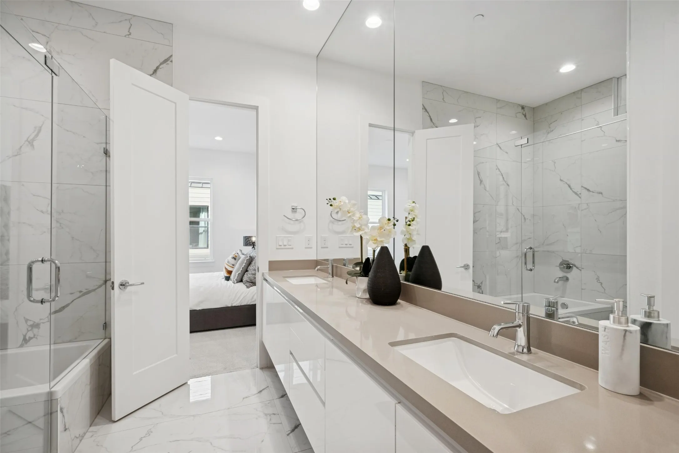 Townhouse For Sale in Dallas County , 3064 Chimes Street, Dallas, Texas 75219, 4 Bedroom, 5 Bathroom, 2 Garage spaces, 2,871 Sqft, built in 2022, New Construction - Complete, mls#21152440, Real Estate Agent in Dallas, Homes For Sale in Dallas county, Homes For Sale in Dallas, Realtor in Dallas Texas, Real Estate Brokerage Independent Realty Texas, Luminita Cordes Realtor