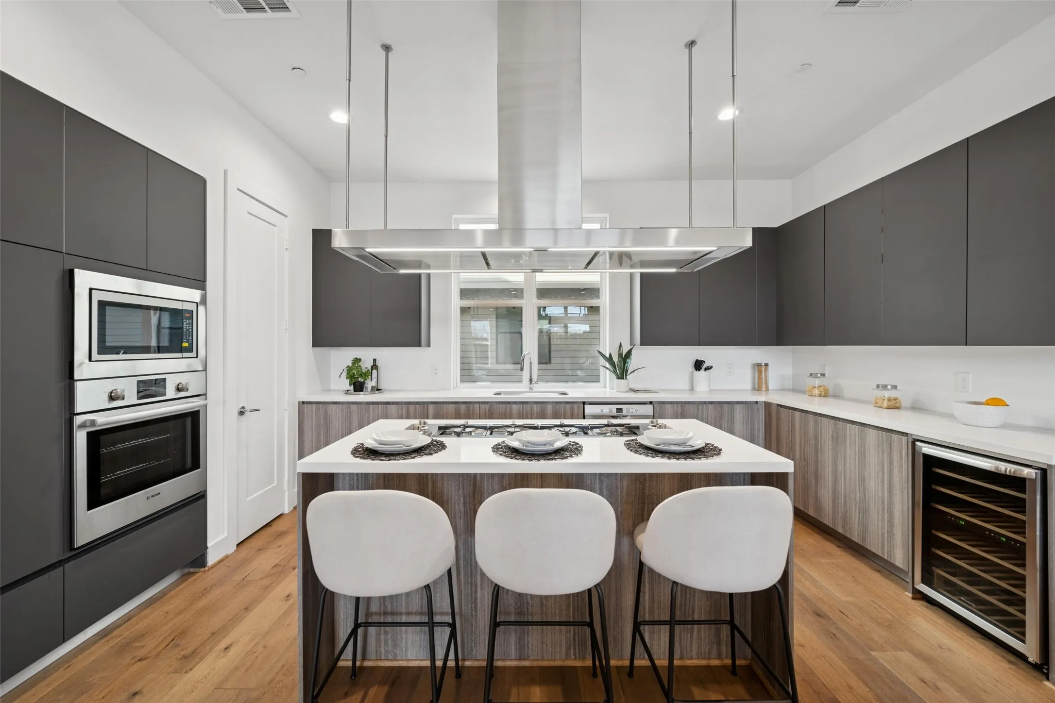 Townhouse For Sale in Dallas County , 3064 Chimes Street, Dallas, Texas 75219, 4 Bedroom, 5 Bathroom, 2 Garage spaces, 2,871 Sqft, built in 2022, New Construction - Complete, mls#21152440, Real Estate Agent in Dallas, Homes For Sale in Dallas county, Homes For Sale in Dallas, Realtor in Dallas Texas, Real Estate Brokerage Independent Realty Texas, Luminita Cordes Realtor