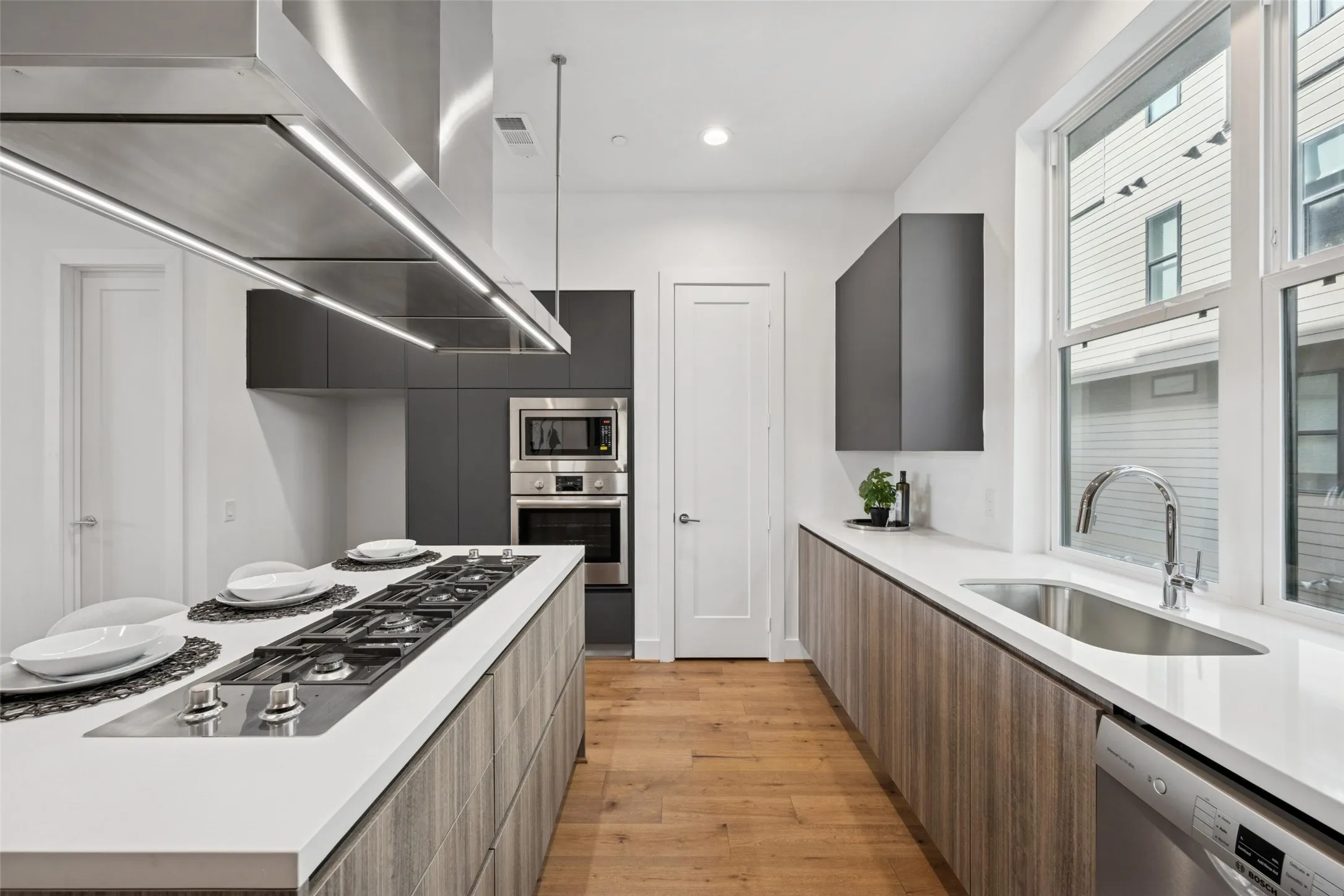 Townhouse For Sale in Dallas County , 3064 Chimes Street, Dallas, Texas 75219, 4 Bedroom, 5 Bathroom, 2 Garage spaces, 2,871 Sqft, built in 2022, New Construction - Complete, mls#21152440, Real Estate Agent in Dallas, Homes For Sale in Dallas county, Homes For Sale in Dallas, Realtor in Dallas Texas, Real Estate Brokerage Independent Realty Texas, Luminita Cordes Realtor