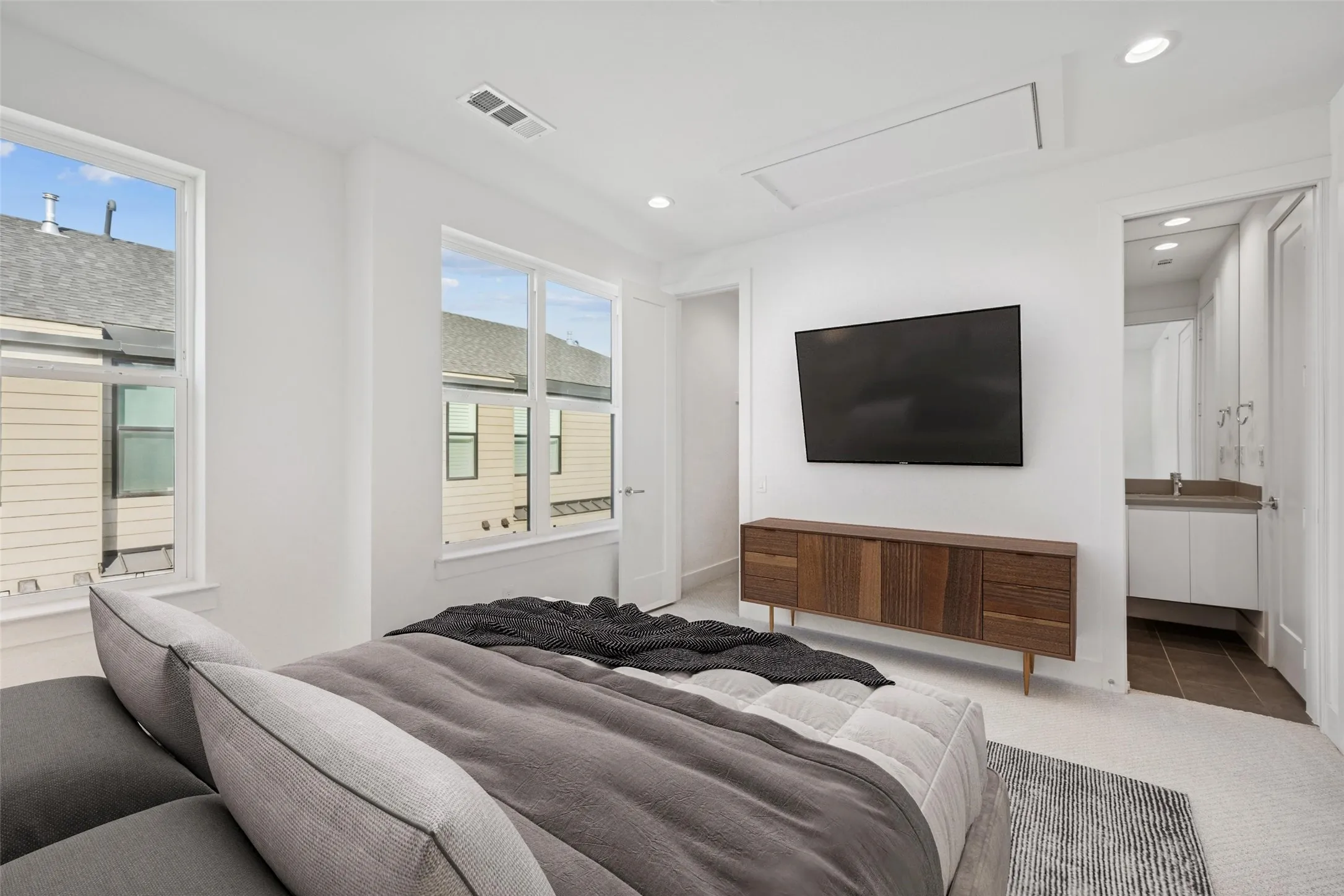 Townhouse For Sale in Dallas County , 3064 Chimes Street, Dallas, Texas 75219, 4 Bedroom, 5 Bathroom, 2 Garage spaces, 2,871 Sqft, built in 2022, New Construction - Complete, mls#21152440, Real Estate Agent in Dallas, Homes For Sale in Dallas county, Homes For Sale in Dallas, Realtor in Dallas Texas, Real Estate Brokerage Independent Realty Texas, Luminita Cordes Realtor