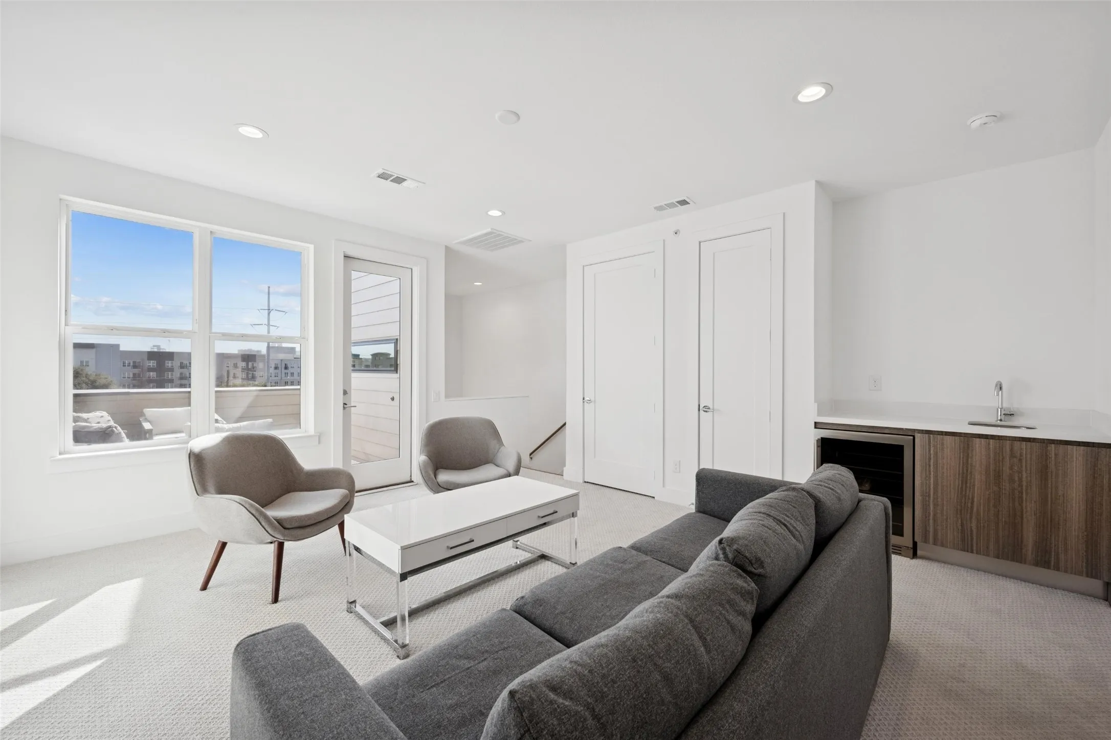 Townhouse For Sale in Dallas County , 3064 Chimes Street, Dallas, Texas 75219, 4 Bedroom, 5 Bathroom, 2 Garage spaces, 2,871 Sqft, built in 2022, New Construction - Complete, mls#21152440, Real Estate Agent in Dallas, Homes For Sale in Dallas county, Homes For Sale in Dallas, Realtor in Dallas Texas, Real Estate Brokerage Independent Realty Texas, Luminita Cordes Realtor