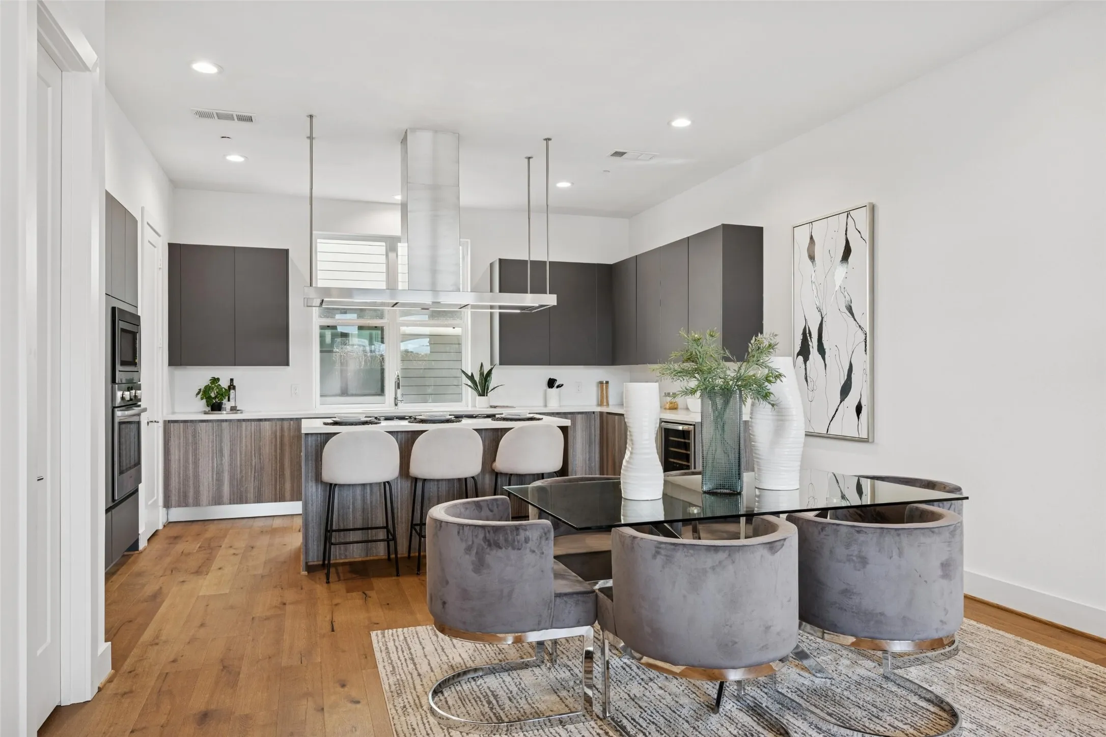 Townhouse For Sale in Dallas County , 3064 Chimes Street, Dallas, Texas 75219, 4 Bedroom, 5 Bathroom, 2 Garage spaces, 2,871 Sqft, built in 2022, New Construction - Complete, mls#21152440, Real Estate Agent in Dallas, Homes For Sale in Dallas county, Homes For Sale in Dallas, Realtor in Dallas Texas, Real Estate Brokerage Independent Realty Texas, Luminita Cordes Realtor