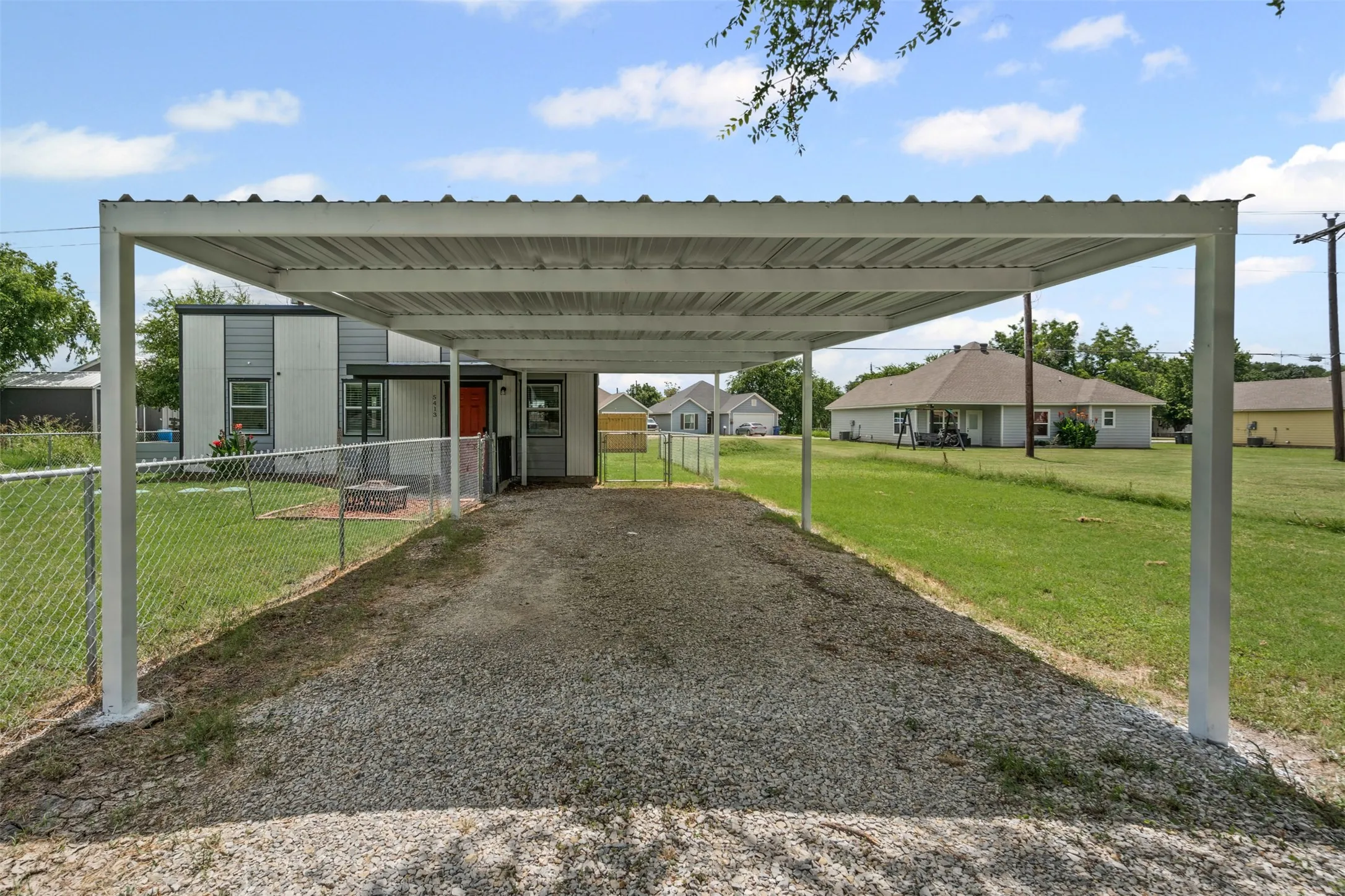 Single Family Residence For Sale in Hood County , 5413 Tin Top Highway, Granbury, Texas 76048, 3 Bedrooms, 1 Bathroom, Garage spaces, 810 Sqft, built in 2023, Preowned, Price $172,000, mls#21152696, Real Estate Agent in Granbury, Homes For Sale in Hood county, Homes For Sale in Granbury, Realtor in Granbury Texas, Real Estate Brokerage Independent Realty Texas, Luminita Cordes Realtor