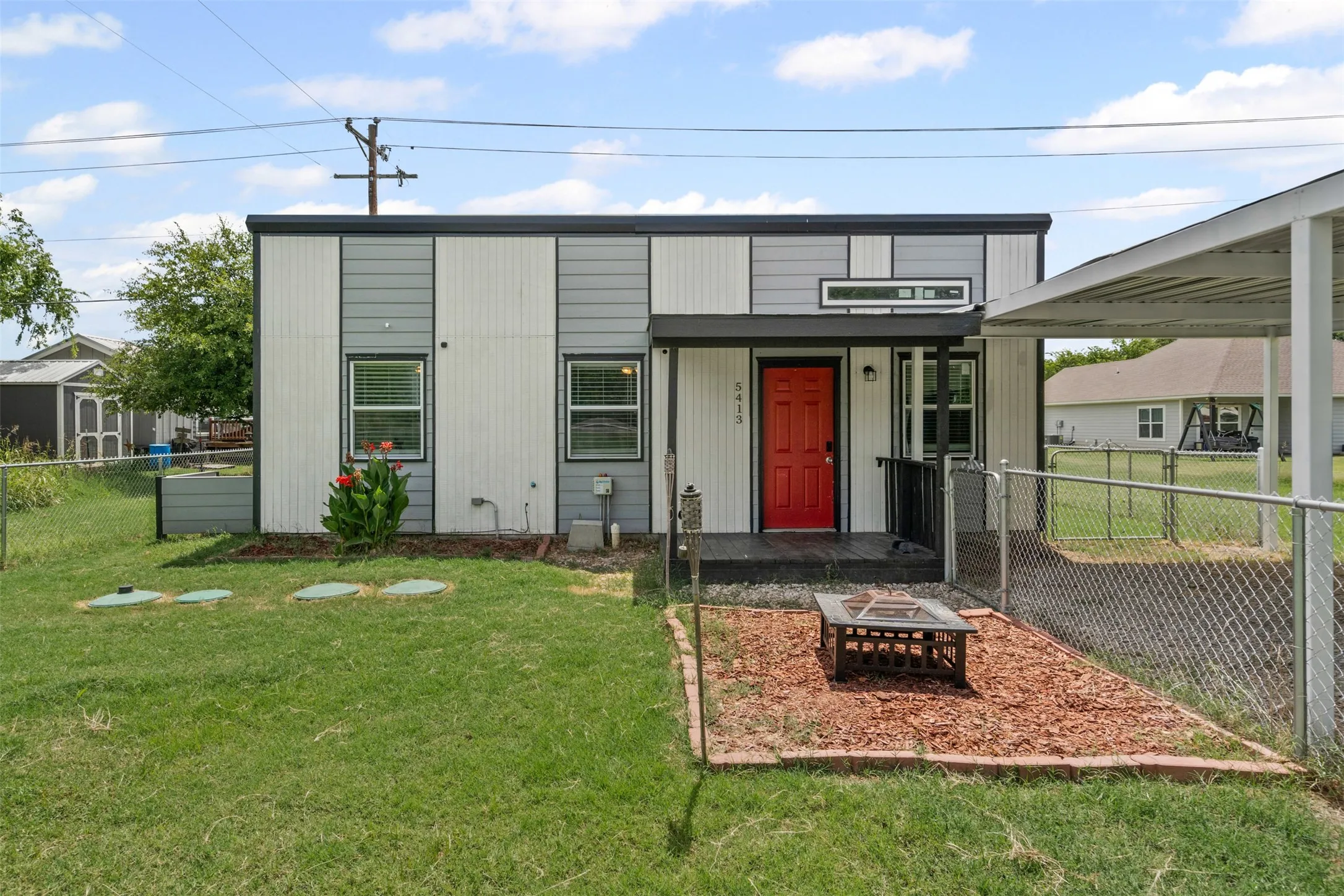 Single Family Residence For Sale in Hood County , 5413 Tin Top Highway, Granbury, Texas 76048, 3 Bedrooms, 1 Bathroom, Garage spaces, 810 Sqft, built in 2023, Preowned, Price $172,000, mls#21152696, Real Estate Agent in Granbury, Homes For Sale in Hood county, Homes For Sale in Granbury, Realtor in Granbury Texas, Real Estate Brokerage Independent Realty Texas, Luminita Cordes Realtor