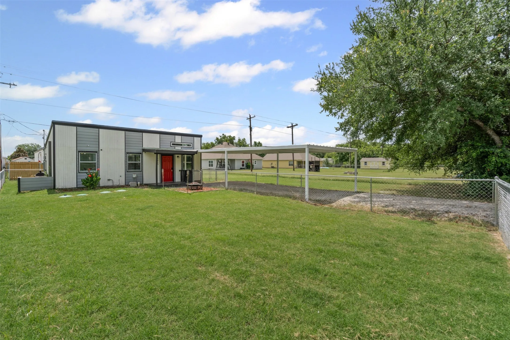 Single Family Residence For Sale in Hood County , 5413 Tin Top Highway, Granbury, Texas 76048, 3 Bedrooms, 1 Bathroom, Garage spaces, 810 Sqft, built in 2023, Preowned, Price $172,000, mls#21152696, Real Estate Agent in Granbury, Homes For Sale in Hood county, Homes For Sale in Granbury, Realtor in Granbury Texas, Real Estate Brokerage Independent Realty Texas, Luminita Cordes Realtor