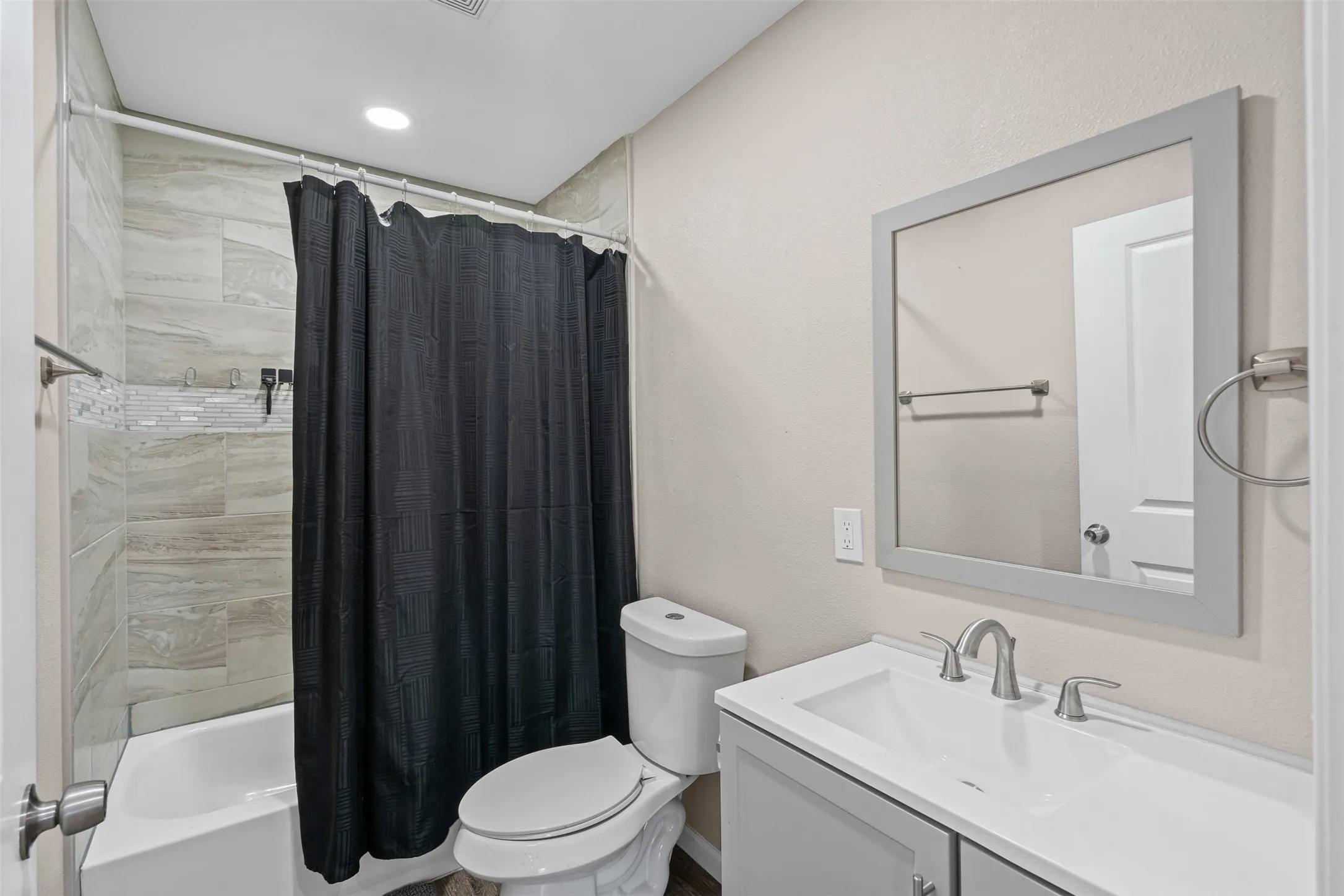 Single Family Residence For Sale in Hood County , 5413 Tin Top Highway, Granbury, Texas 76048, 3 Bedrooms, 1 Bathroom, Garage spaces, 810 Sqft, built in 2023, Preowned, Price $172,000, mls#21152696, Real Estate Agent in Granbury, Homes For Sale in Hood county, Homes For Sale in Granbury, Realtor in Granbury Texas, Real Estate Brokerage Independent Realty Texas, Luminita Cordes Realtor