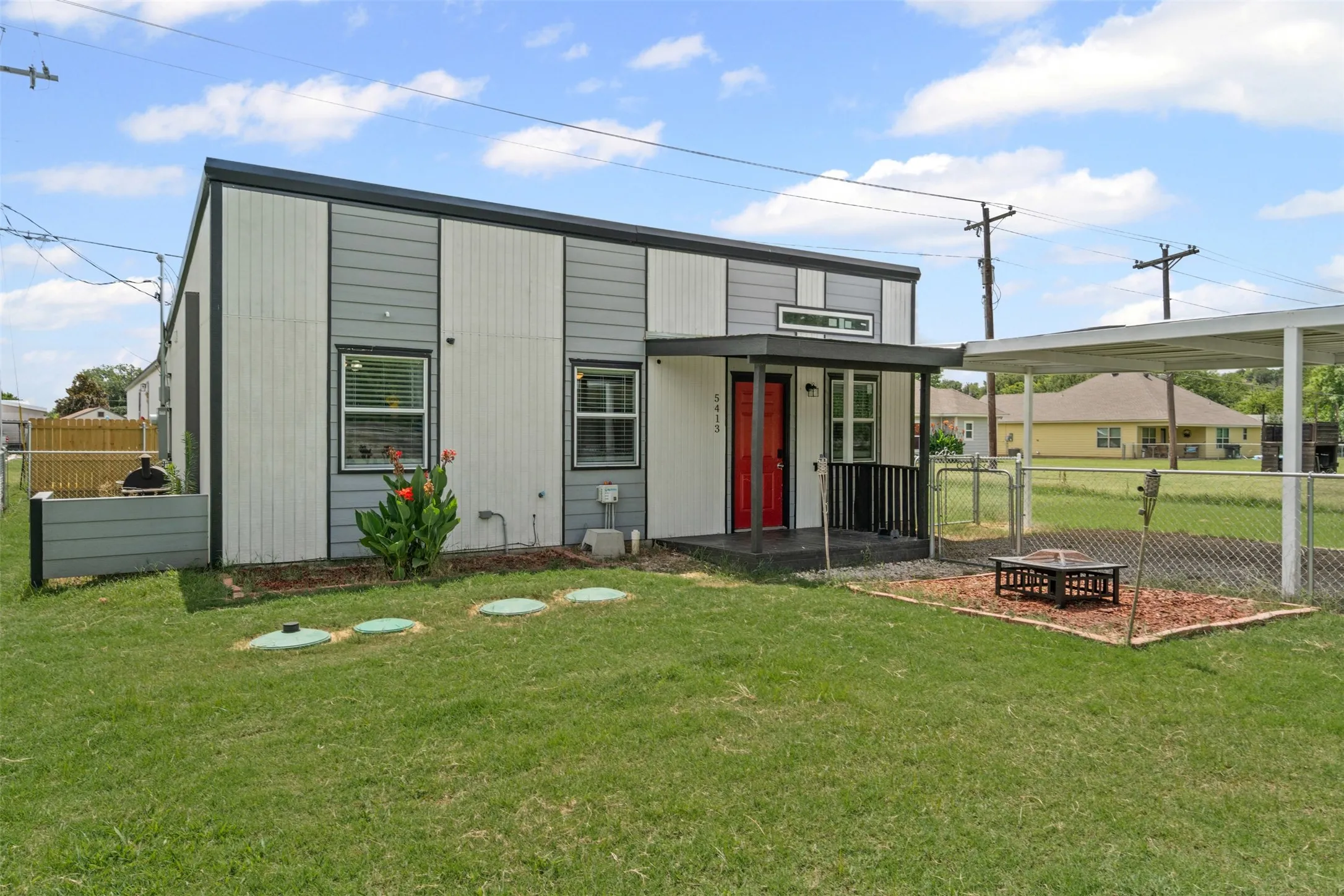 Single Family Residence For Sale in Hood County , 5413 Tin Top Highway, Granbury, Texas 76048, 3 Bedrooms, 1 Bathroom, Garage spaces, 810 Sqft, built in 2023, Preowned, Price $172,000, mls#21152696, Real Estate Agent in Granbury, Homes For Sale in Hood county, Homes For Sale in Granbury, Realtor in Granbury Texas, Real Estate Brokerage Independent Realty Texas, Luminita Cordes Realtor