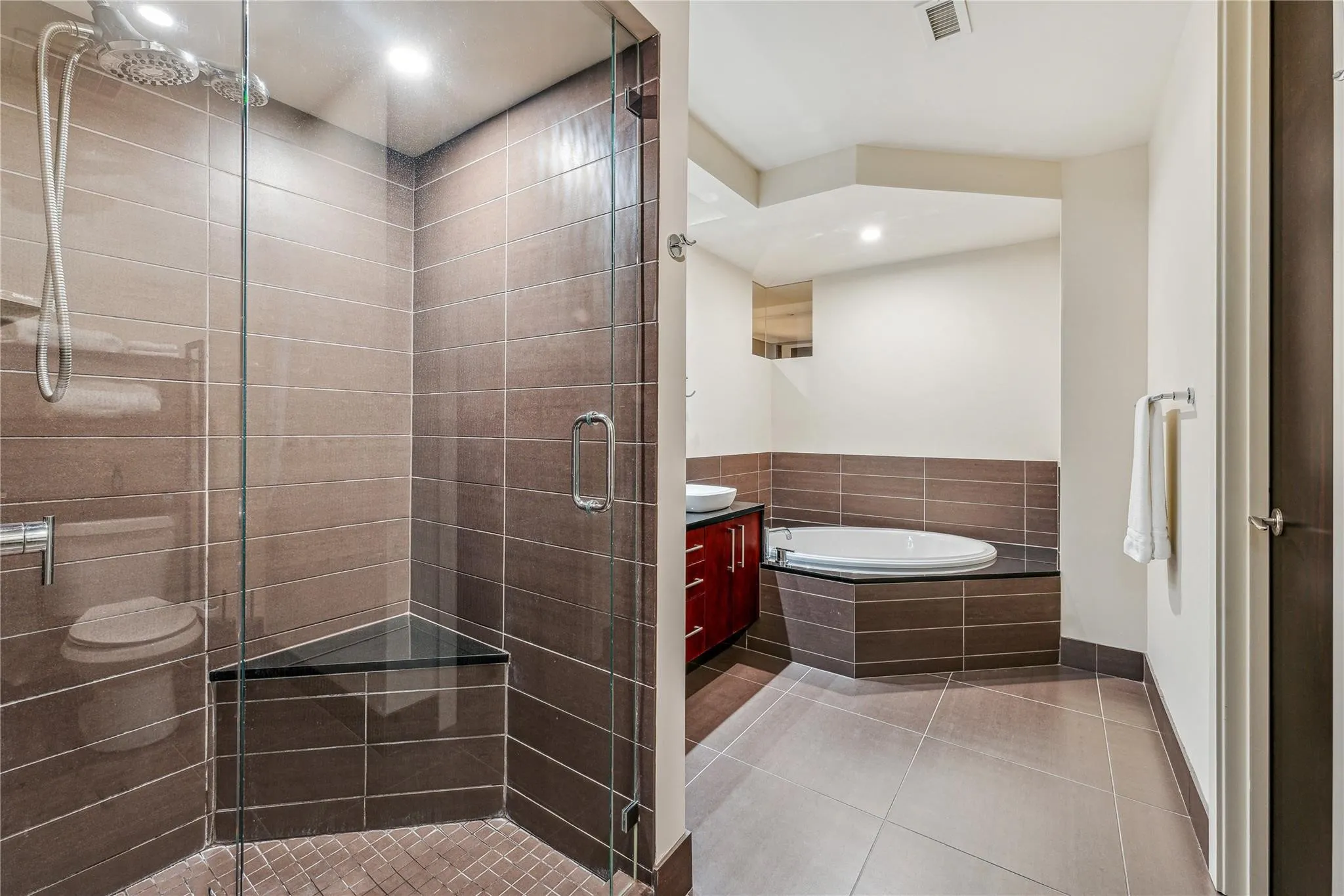 Condominium For Sale in Tarrant County , 2600 W 7th Street 1405, Fort Worth, Texas 76107, 2 Bedroom, 2 Bathroom, 2 Garage spaces, 1,263 Sqft, built in 1928, mls#21149837, Real Estate Agent in Fort Worth, Homes For Sale in Tarrant county, Homes For Sale in Fort Worth, Realtor in Fort Worth Texas, Real Estate Brokerage Independent Realty Texas, Luminita Cordes Realtor
