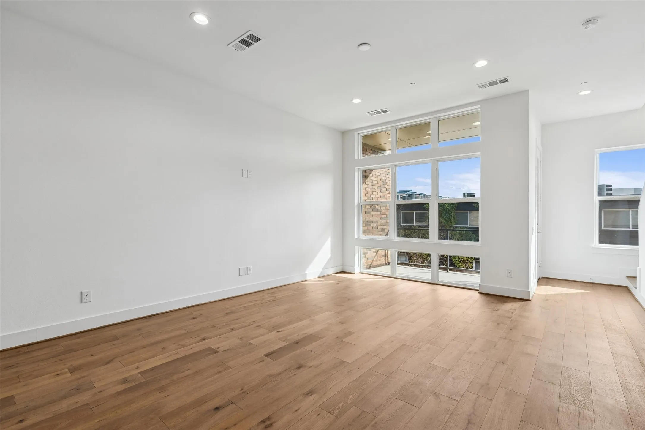 Townhouse For Sale in Dallas County , 3048 Chimes Street, Dallas, Texas 75219, 4 Bedroom, 5 Bathroom, 2 Garage spaces, 2,871 Sqft, built in 2022, New Construction - Complete, mls#21152994, Real Estate Agent in Dallas, Homes For Sale in Dallas county, Homes For Sale in Dallas, Realtor in Dallas Texas, Real Estate Brokerage Independent Realty Texas, Luminita Cordes Realtor