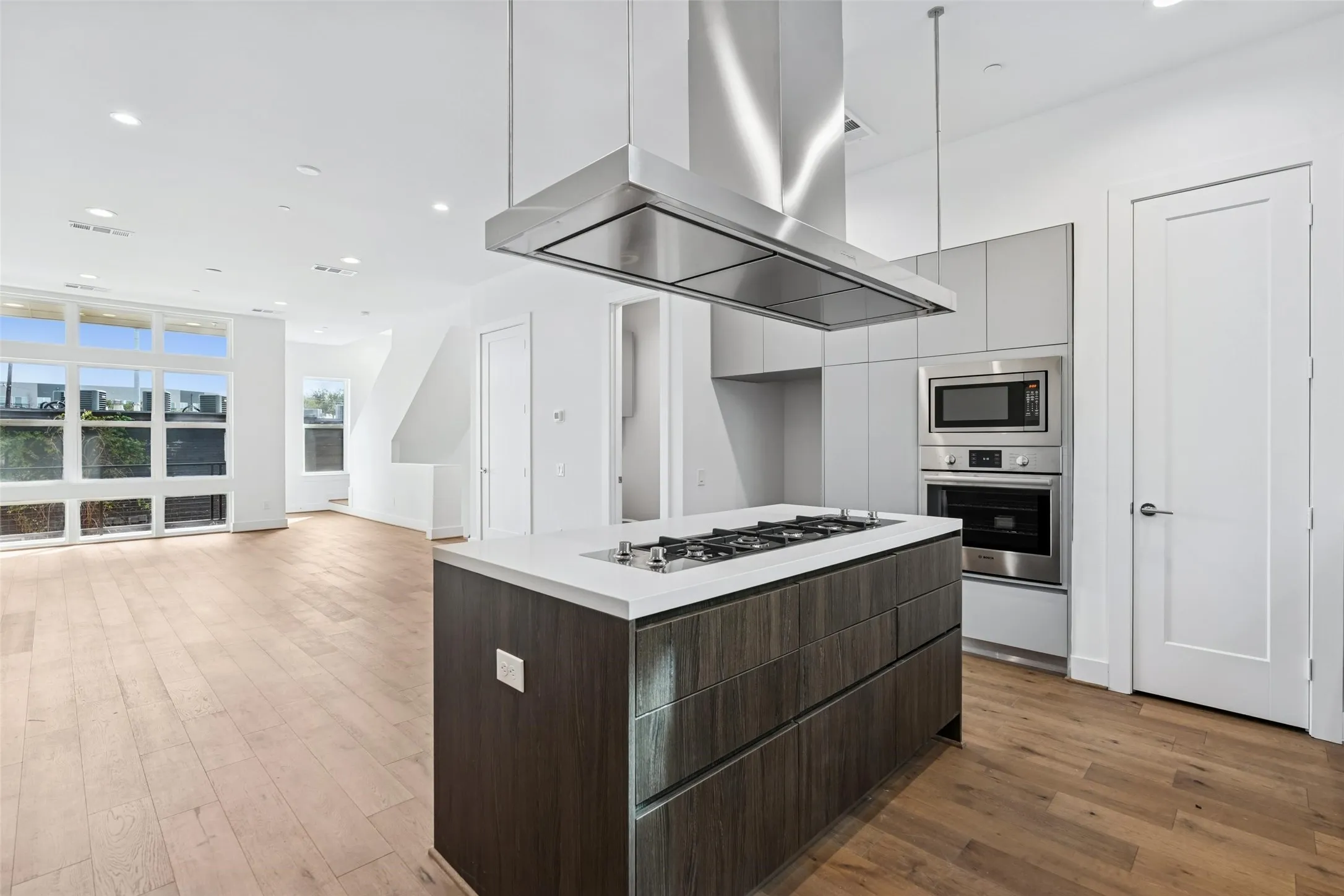 Townhouse For Sale in Dallas County , 3048 Chimes Street, Dallas, Texas 75219, 4 Bedroom, 5 Bathroom, 2 Garage spaces, 2,871 Sqft, built in 2022, New Construction - Complete, mls#21152994, Real Estate Agent in Dallas, Homes For Sale in Dallas county, Homes For Sale in Dallas, Realtor in Dallas Texas, Real Estate Brokerage Independent Realty Texas, Luminita Cordes Realtor