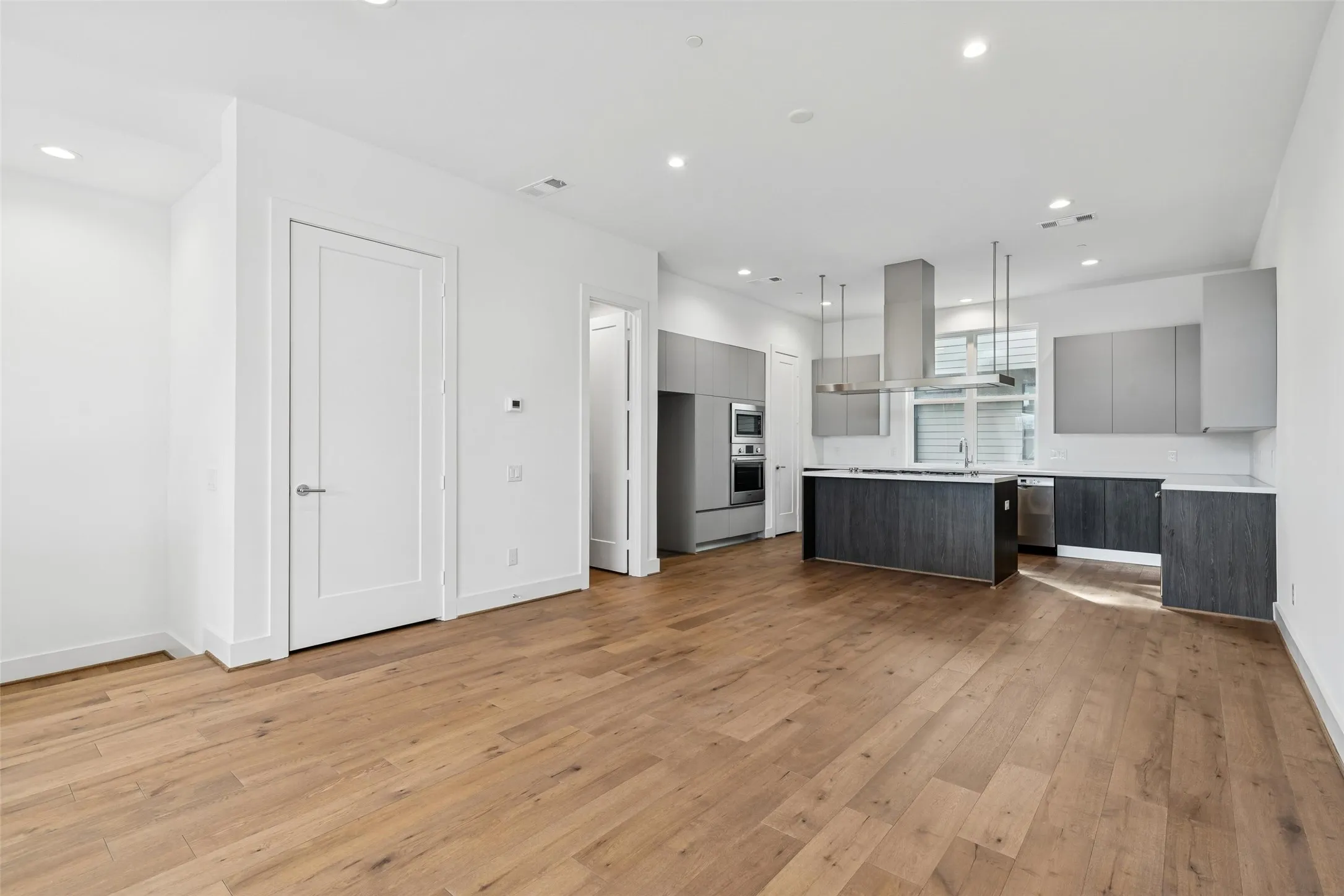 Townhouse For Sale in Dallas County , 3048 Chimes Street, Dallas, Texas 75219, 4 Bedroom, 5 Bathroom, 2 Garage spaces, 2,871 Sqft, built in 2022, New Construction - Complete, mls#21152994, Real Estate Agent in Dallas, Homes For Sale in Dallas county, Homes For Sale in Dallas, Realtor in Dallas Texas, Real Estate Brokerage Independent Realty Texas, Luminita Cordes Realtor