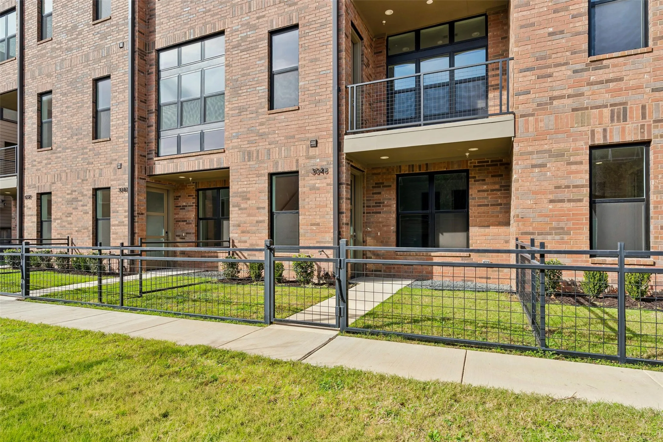 Townhouse For Sale in Dallas County , 3048 Chimes Street, Dallas, Texas 75219, 4 Bedroom, 5 Bathroom, 2 Garage spaces, 2,871 Sqft, built in 2022, New Construction - Complete, mls#21152994, Real Estate Agent in Dallas, Homes For Sale in Dallas county, Homes For Sale in Dallas, Realtor in Dallas Texas, Real Estate Brokerage Independent Realty Texas, Luminita Cordes Realtor