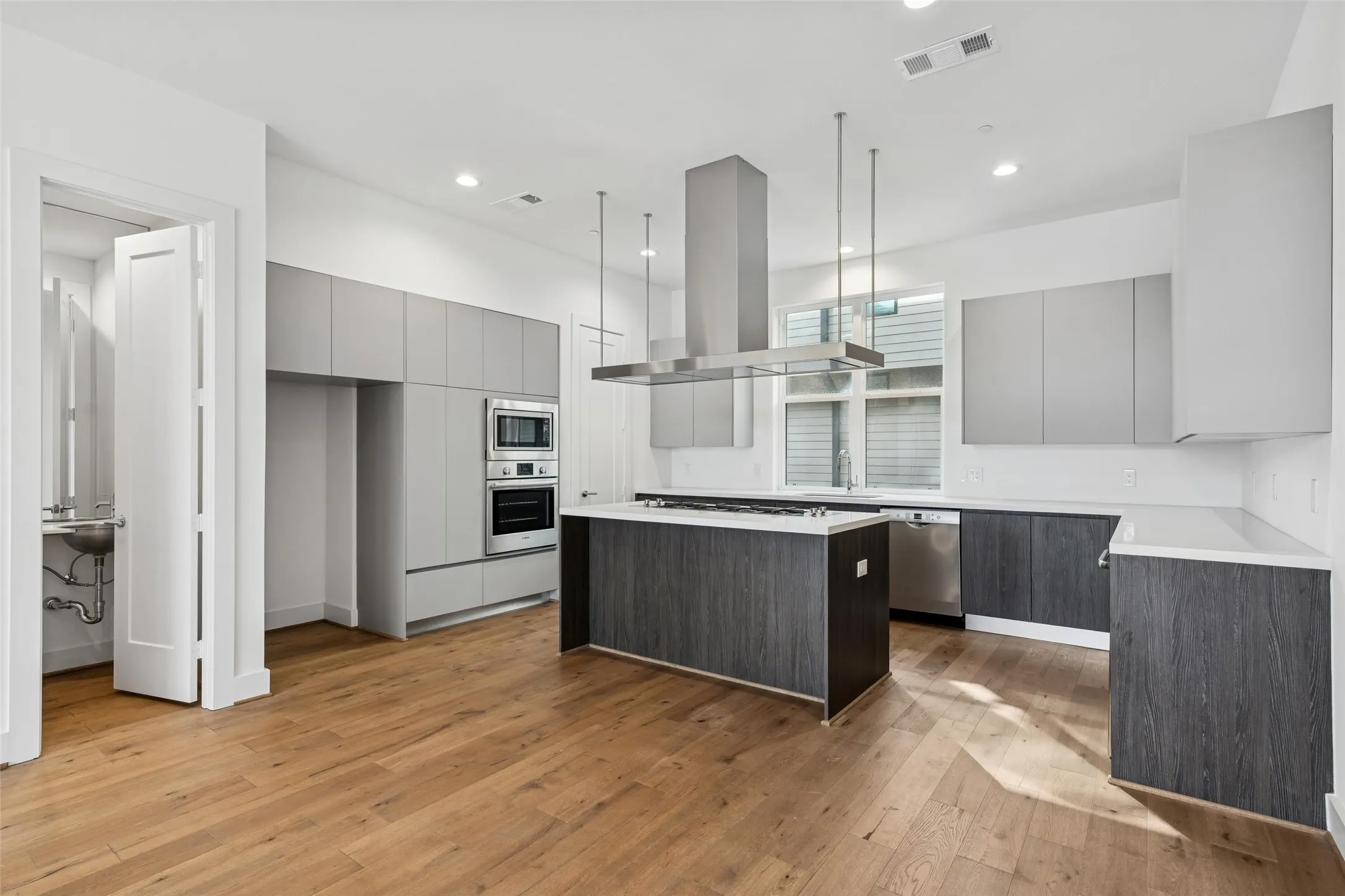 Townhouse For Sale in Dallas County , 3048 Chimes Street, Dallas, Texas 75219, 4 Bedroom, 5 Bathroom, 2 Garage spaces, 2,871 Sqft, built in 2022, New Construction - Complete, mls#21152994, Real Estate Agent in Dallas, Homes For Sale in Dallas county, Homes For Sale in Dallas, Realtor in Dallas Texas, Real Estate Brokerage Independent Realty Texas, Luminita Cordes Realtor