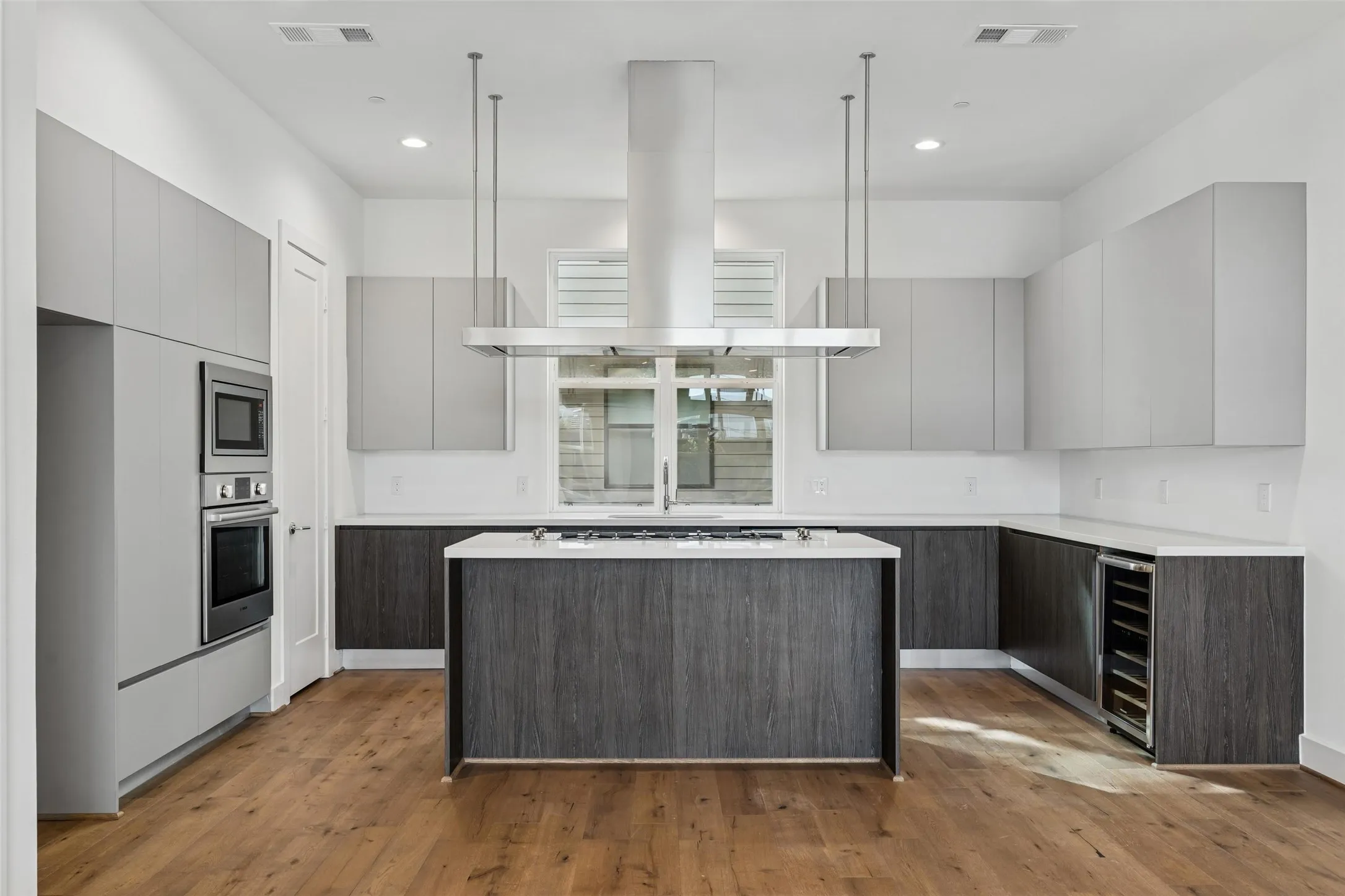 Townhouse For Sale in Dallas County , 3048 Chimes Street, Dallas, Texas 75219, 4 Bedroom, 5 Bathroom, 2 Garage spaces, 2,871 Sqft, built in 2022, New Construction - Complete, mls#21152994, Real Estate Agent in Dallas, Homes For Sale in Dallas county, Homes For Sale in Dallas, Realtor in Dallas Texas, Real Estate Brokerage Independent Realty Texas, Luminita Cordes Realtor