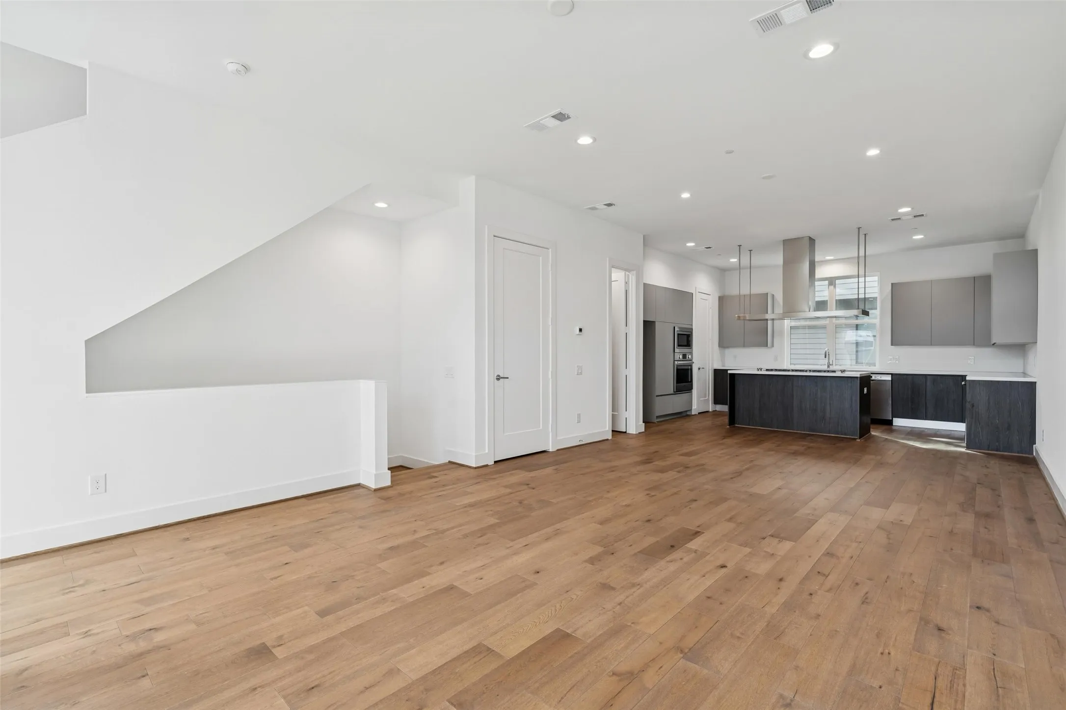 Townhouse For Sale in Dallas County , 3048 Chimes Street, Dallas, Texas 75219, 4 Bedroom, 5 Bathroom, 2 Garage spaces, 2,871 Sqft, built in 2022, New Construction - Complete, mls#21152994, Real Estate Agent in Dallas, Homes For Sale in Dallas county, Homes For Sale in Dallas, Realtor in Dallas Texas, Real Estate Brokerage Independent Realty Texas, Luminita Cordes Realtor
