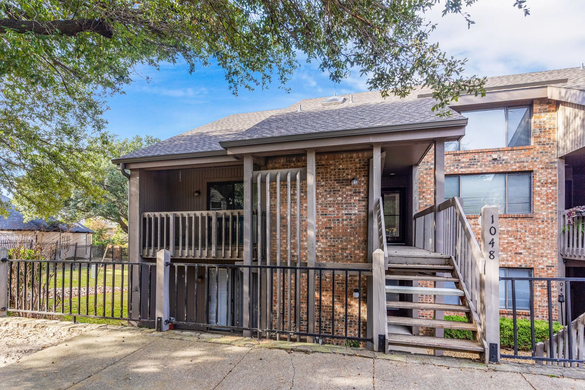 Condominium For Sale in Rockwall County , 1048 Signal Ridge Place, Rockwall, Texas 75032, 3 Bedroom, 3 Bathroom, Garage spaces, 1,841 Sqft, built in 1984, Preowned, mls#21149765, Real Estate Agent in Rockwall, Homes For Sale in Rockwall county, Homes For Sale in Rockwall, Realtor in Rockwall Texas, Real Estate Brokerage Independent Realty Texas, Luminita Cordes Realtor