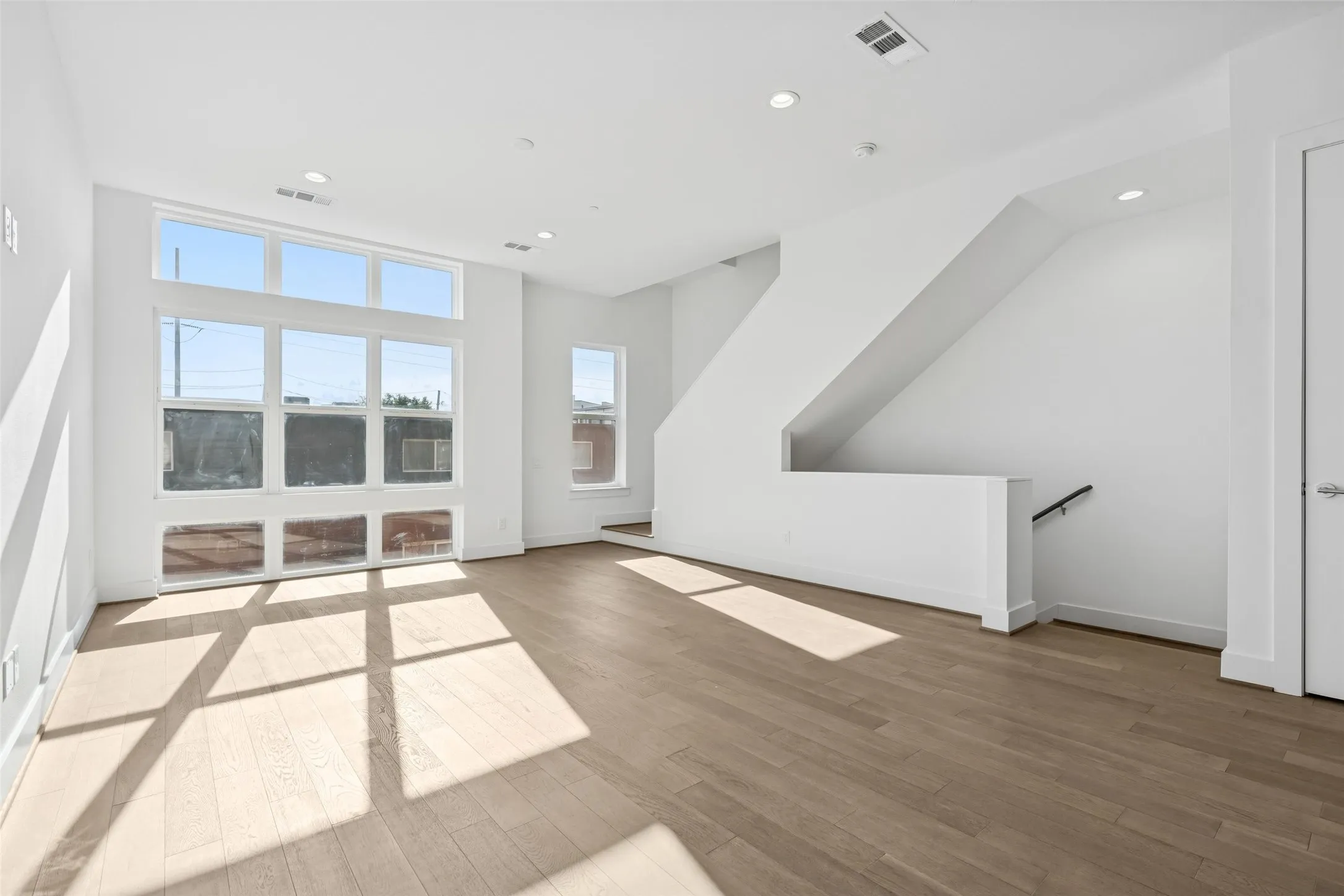 Townhouse For Sale in Dallas County , 3040 Chimes Street, Dallas, Texas 75219, 3 Bedroom, 4 Bathroom, 2 Garage spaces, 2,955 Sqft, built in 2022, New Construction - Complete, mls#21153076, Real Estate Agent in Dallas, Homes For Sale in Dallas county, Homes For Sale in Dallas, Realtor in Dallas Texas, Real Estate Brokerage Independent Realty Texas, Luminita Cordes Realtor