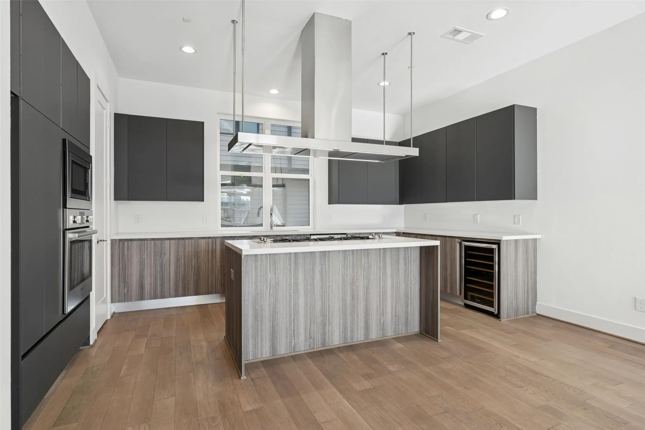 Townhouse For Sale in Dallas County , 3040 Chimes Street, Dallas, Texas 75219, 3 Bedroom, 4 Bathroom, 2 Garage spaces, 2,955 Sqft, built in 2022, New Construction - Complete, mls#21153076, Real Estate Agent in Dallas, Homes For Sale in Dallas county, Homes For Sale in Dallas, Realtor in Dallas Texas, Real Estate Brokerage Independent Realty Texas, Luminita Cordes Realtor