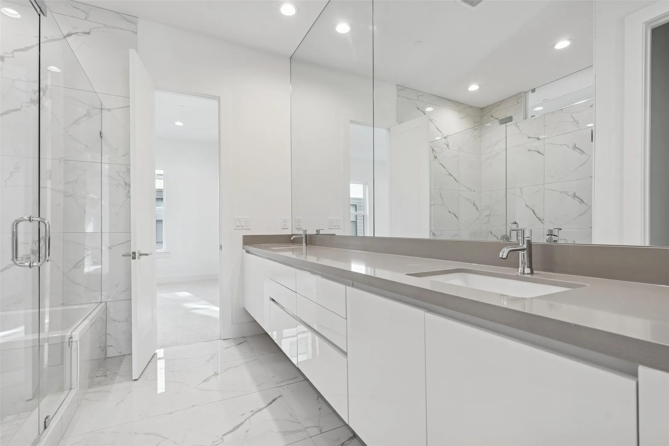 Townhouse For Sale in Dallas County , 3040 Chimes Street, Dallas, Texas 75219, 3 Bedroom, 4 Bathroom, 2 Garage spaces, 2,955 Sqft, built in 2022, New Construction - Complete, mls#21153076, Real Estate Agent in Dallas, Homes For Sale in Dallas county, Homes For Sale in Dallas, Realtor in Dallas Texas, Real Estate Brokerage Independent Realty Texas, Luminita Cordes Realtor