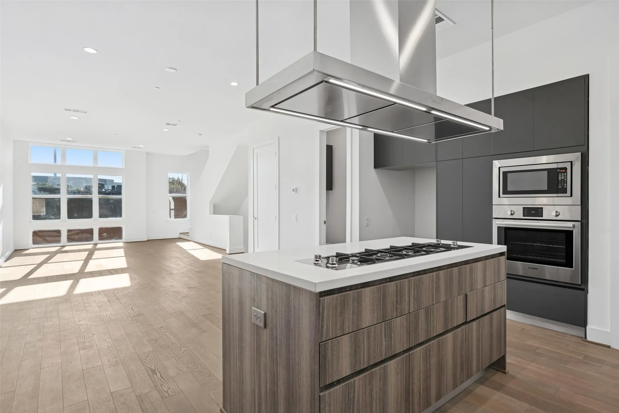 Townhouse For Sale in Dallas County , 3040 Chimes Street, Dallas, Texas 75219, 3 Bedroom, 4 Bathroom, 2 Garage spaces, 2,955 Sqft, built in 2022, New Construction - Complete, mls#21153076, Real Estate Agent in Dallas, Homes For Sale in Dallas county, Homes For Sale in Dallas, Realtor in Dallas Texas, Real Estate Brokerage Independent Realty Texas, Luminita Cordes Realtor