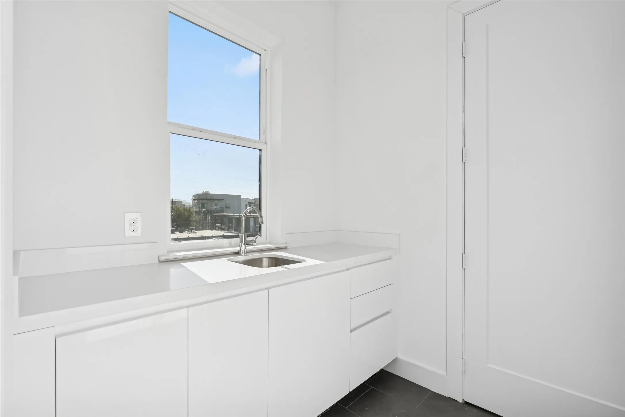 Townhouse For Sale in Dallas County , 3040 Chimes Street, Dallas, Texas 75219, 3 Bedroom, 4 Bathroom, 2 Garage spaces, 2,955 Sqft, built in 2022, New Construction - Complete, mls#21153076, Real Estate Agent in Dallas, Homes For Sale in Dallas county, Homes For Sale in Dallas, Realtor in Dallas Texas, Real Estate Brokerage Independent Realty Texas, Luminita Cordes Realtor