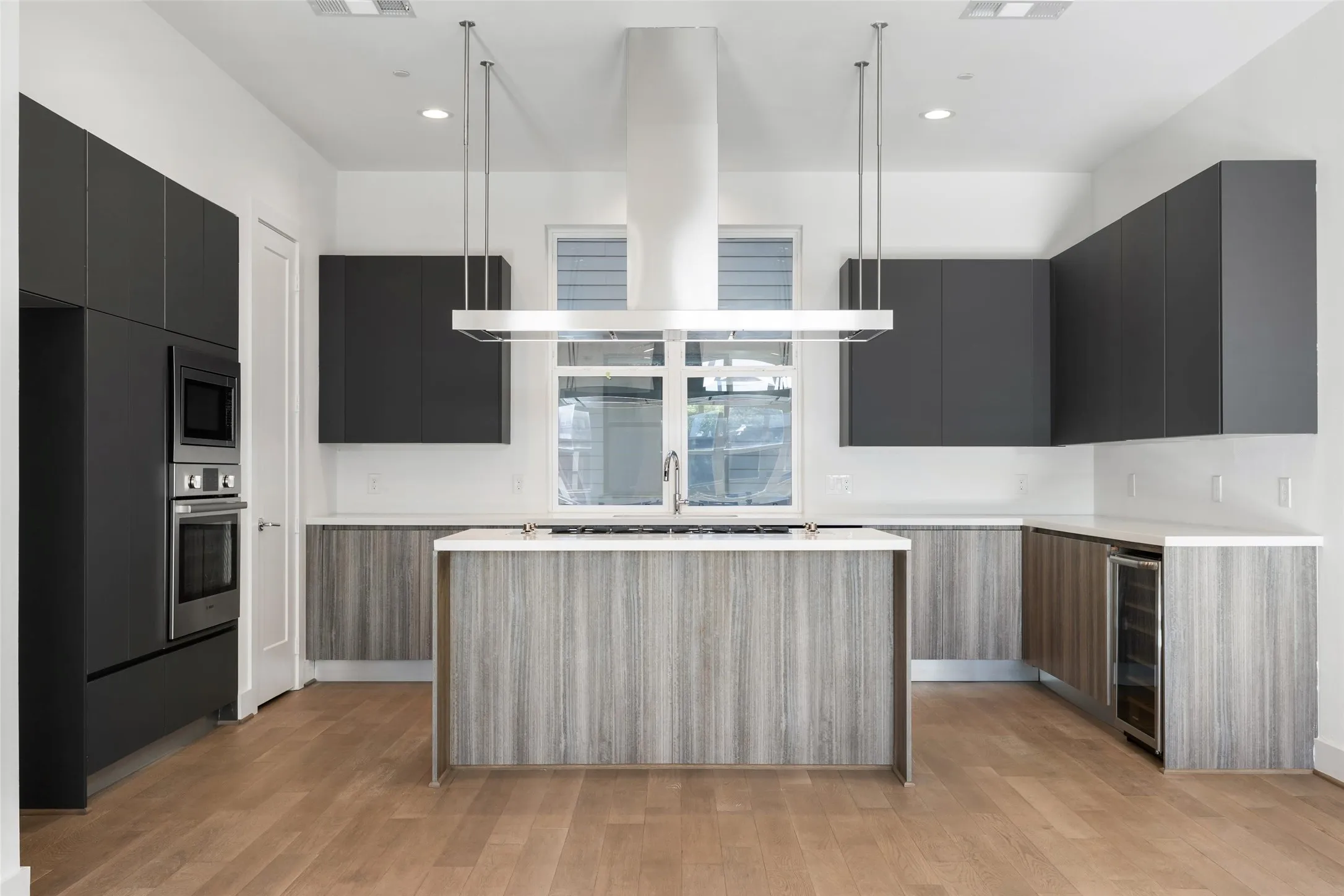 Townhouse For Sale in Dallas County , 3040 Chimes Street, Dallas, Texas 75219, 3 Bedroom, 4 Bathroom, 2 Garage spaces, 2,955 Sqft, built in 2022, New Construction - Complete, mls#21153076, Real Estate Agent in Dallas, Homes For Sale in Dallas county, Homes For Sale in Dallas, Realtor in Dallas Texas, Real Estate Brokerage Independent Realty Texas, Luminita Cordes Realtor