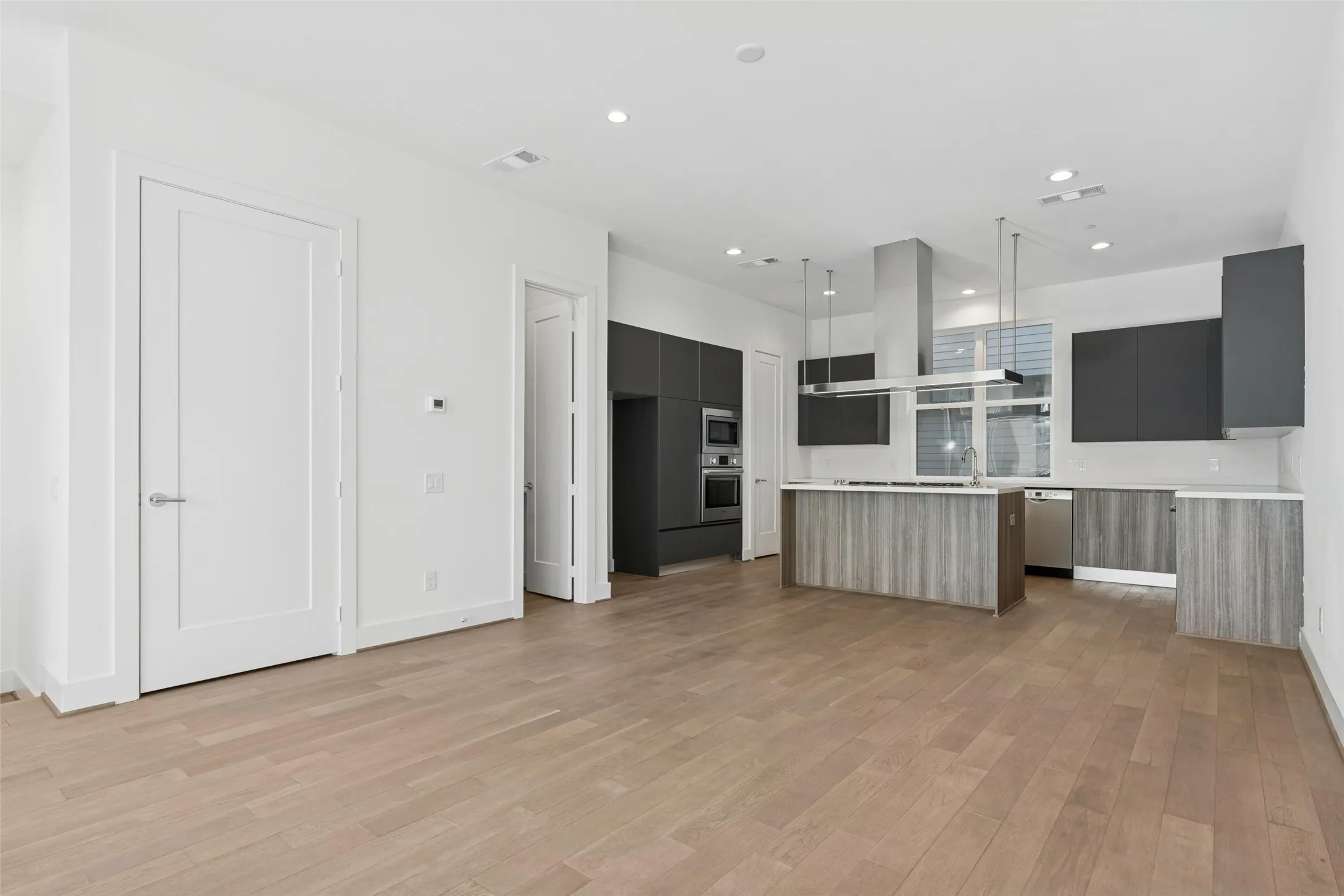 Townhouse For Sale in Dallas County , 3040 Chimes Street, Dallas, Texas 75219, 3 Bedroom, 4 Bathroom, 2 Garage spaces, 2,955 Sqft, built in 2022, New Construction - Complete, mls#21153076, Real Estate Agent in Dallas, Homes For Sale in Dallas county, Homes For Sale in Dallas, Realtor in Dallas Texas, Real Estate Brokerage Independent Realty Texas, Luminita Cordes Realtor