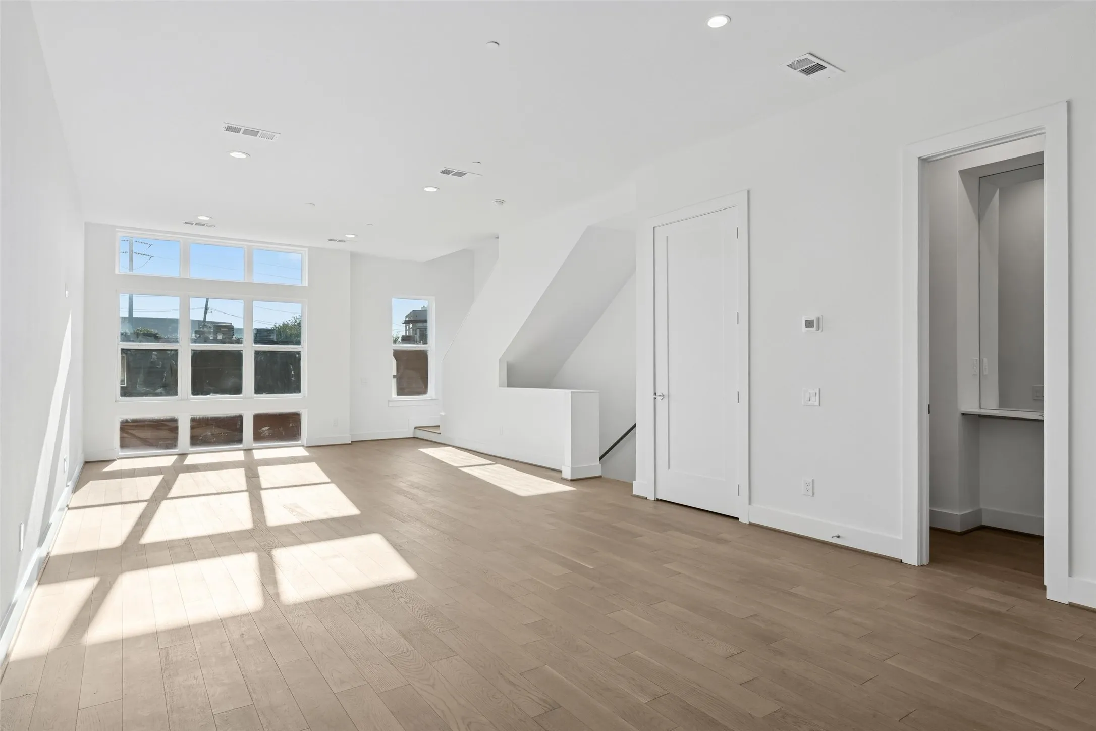 Townhouse For Sale in Dallas County , 3040 Chimes Street, Dallas, Texas 75219, 3 Bedroom, 4 Bathroom, 2 Garage spaces, 2,955 Sqft, built in 2022, New Construction - Complete, mls#21153076, Real Estate Agent in Dallas, Homes For Sale in Dallas county, Homes For Sale in Dallas, Realtor in Dallas Texas, Real Estate Brokerage Independent Realty Texas, Luminita Cordes Realtor