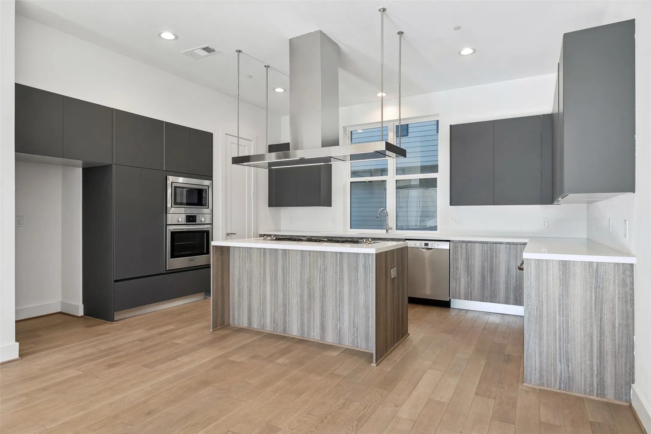 Townhouse For Sale in Dallas County , 3040 Chimes Street, Dallas, Texas 75219, 3 Bedroom, 4 Bathroom, 2 Garage spaces, 2,955 Sqft, built in 2022, New Construction - Complete, mls#21153076, Real Estate Agent in Dallas, Homes For Sale in Dallas county, Homes For Sale in Dallas, Realtor in Dallas Texas, Real Estate Brokerage Independent Realty Texas, Luminita Cordes Realtor