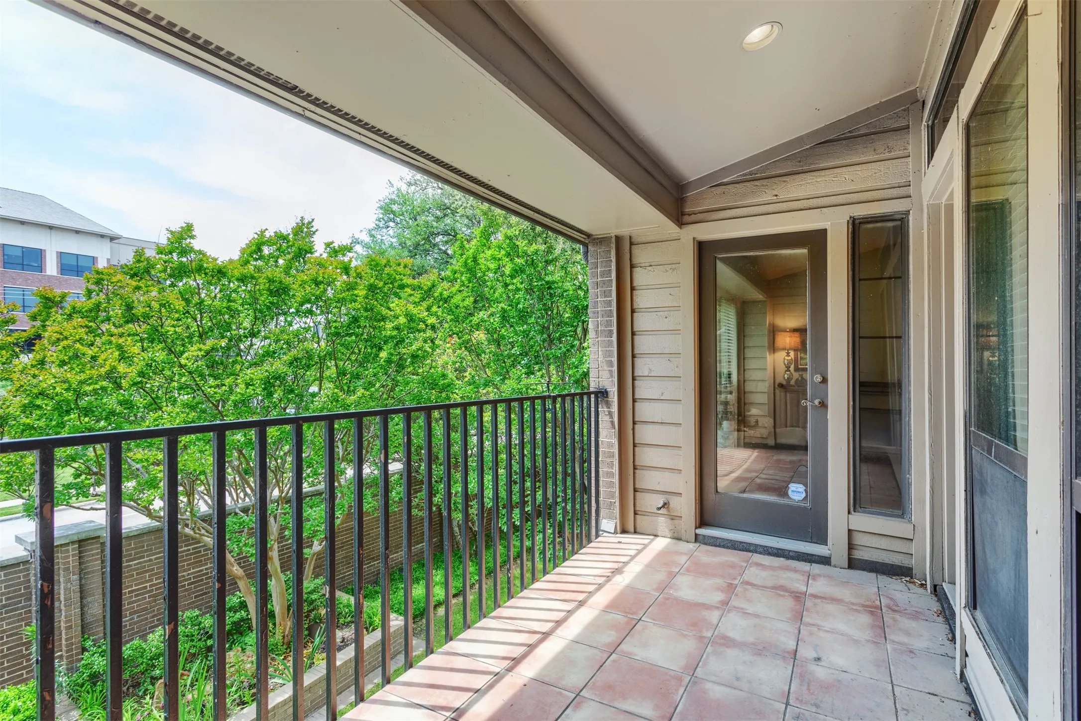 Condominium For Sale in Dallas County , 5158 Westgrove Drive, Dallas, Texas 75248, 2 Bedrooms, 2 Bathrooms, 1 Garage spaces, 1,519 Sqft, built in 1982, Preowned, Price $349,900, mls#21147435, Real Estate Agent in Dallas, Homes For Sale in Dallas county, Homes For Sale in Dallas, Realtor in Dallas Texas, Real Estate Brokerage Independent Realty Texas, Luminita Cordes Realtor
