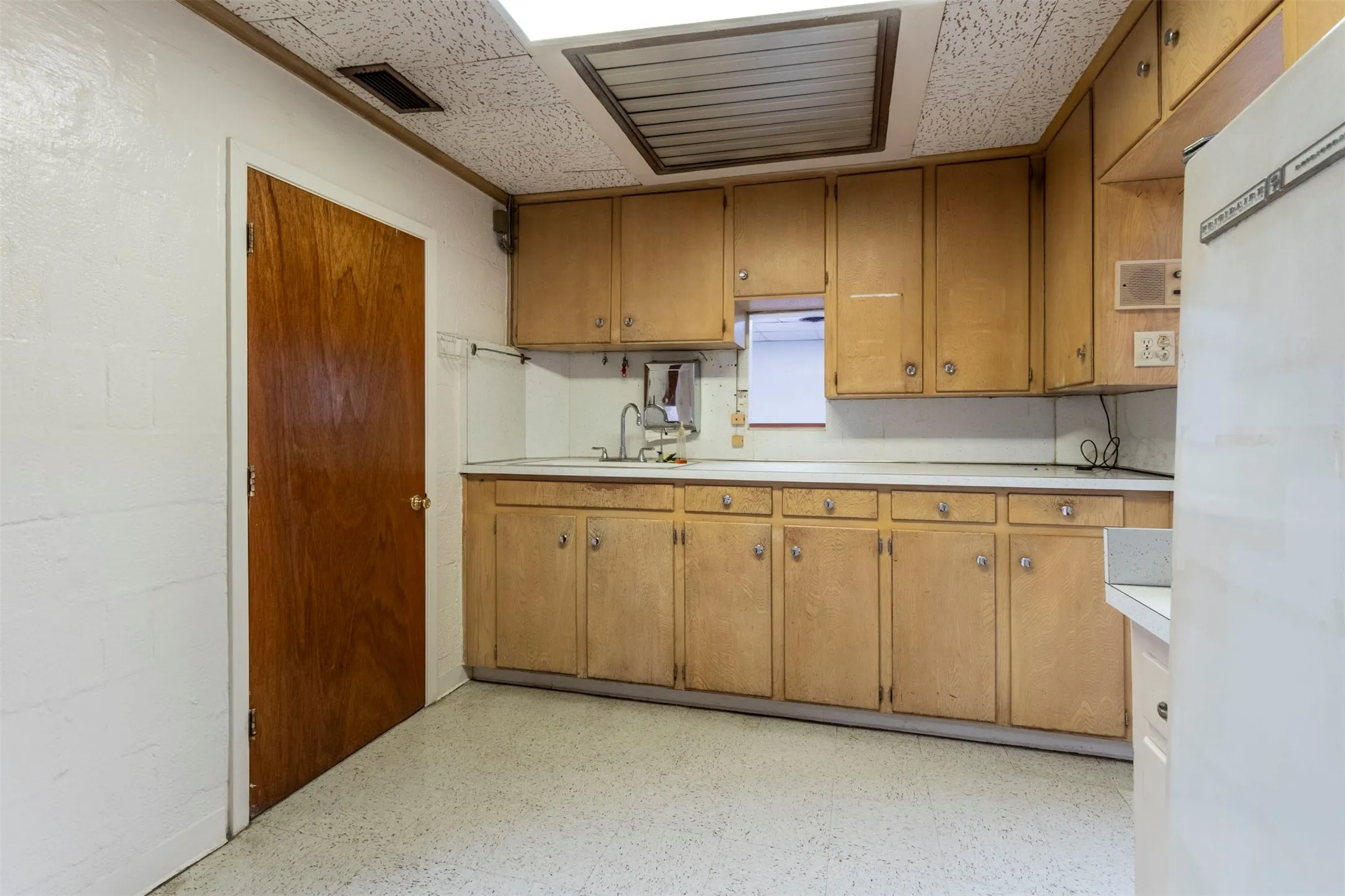 Business For Sale in Tarrant County , 1012 W Division Street, Arlington, Texas 76012, 0, 0, Garage spaces, 0 Sqft, built in 1977, Preowned, mls#21152892, Real Estate Agent in Arlington, Homes For Sale in Tarrant county, Homes For Sale in Arlington, Realtor in Arlington Texas, Real Estate Brokerage Independent Realty Texas, Luminita Cordes Realtor