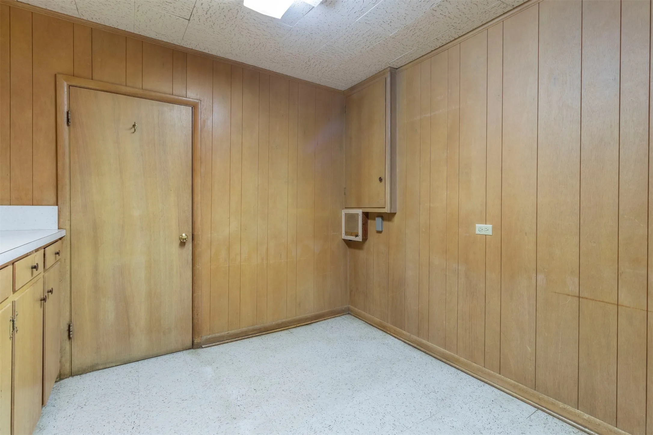 Business For Sale in Tarrant County , 1012 W Division Street, Arlington, Texas 76012, 0, 0, Garage spaces, 0 Sqft, built in 1977, Preowned, mls#21152892, Real Estate Agent in Arlington, Homes For Sale in Tarrant county, Homes For Sale in Arlington, Realtor in Arlington Texas, Real Estate Brokerage Independent Realty Texas, Luminita Cordes Realtor
