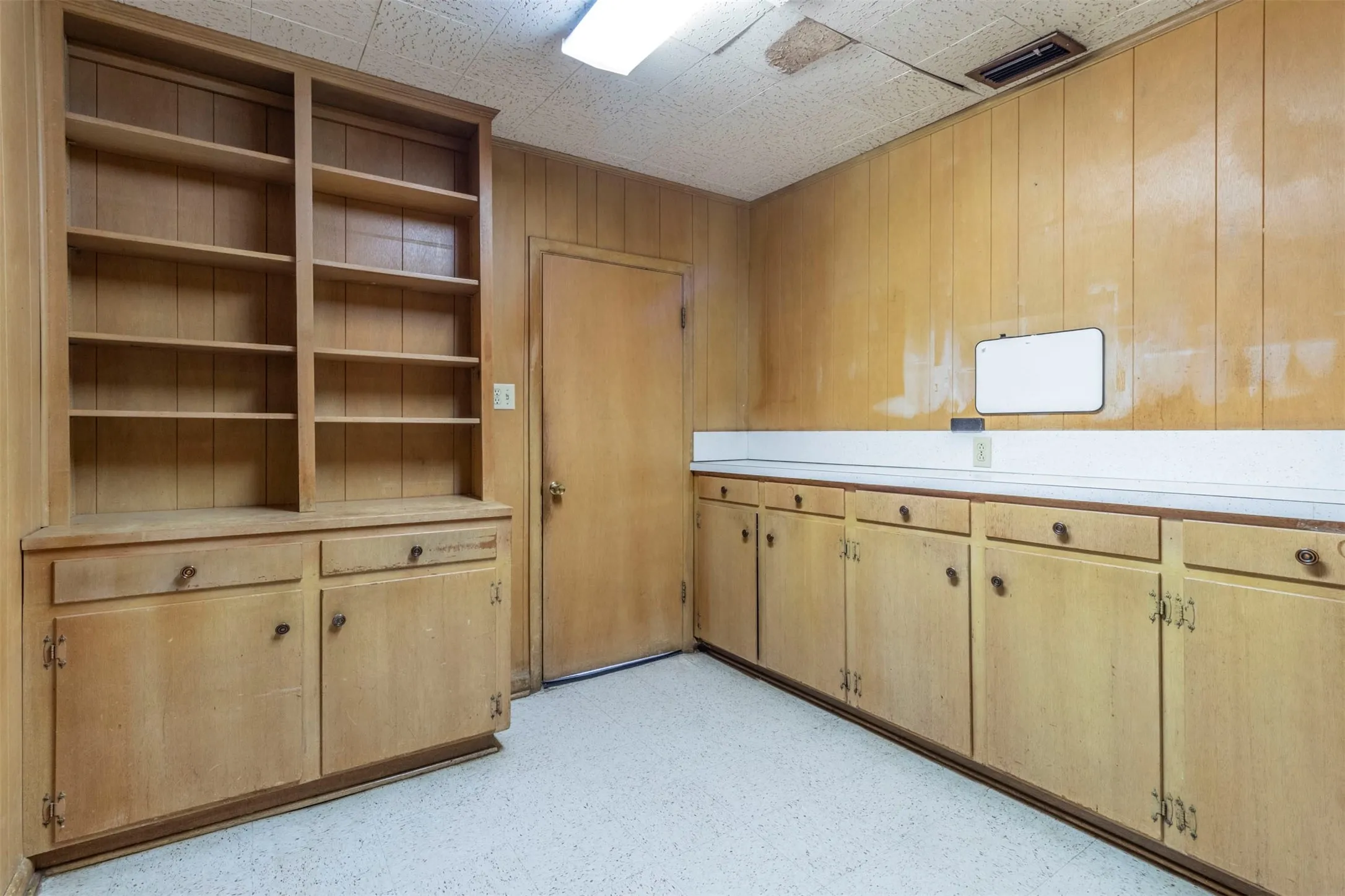 Business For Sale in Tarrant County , 1012 W Division Street, Arlington, Texas 76012, 0, 0, Garage spaces, 0 Sqft, built in 1977, Preowned, mls#21152892, Real Estate Agent in Arlington, Homes For Sale in Tarrant county, Homes For Sale in Arlington, Realtor in Arlington Texas, Real Estate Brokerage Independent Realty Texas, Luminita Cordes Realtor