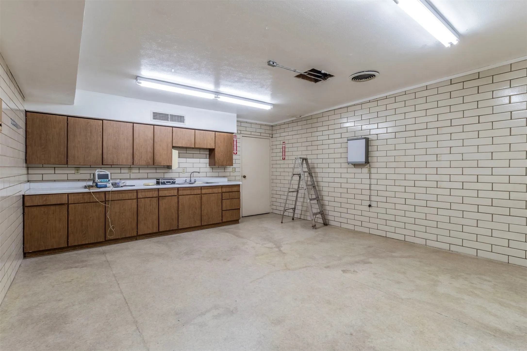 Business For Sale in Tarrant County , 1012 W Division Street, Arlington, Texas 76012, 0, 0, Garage spaces, 0 Sqft, built in 1977, Preowned, mls#21152892, Real Estate Agent in Arlington, Homes For Sale in Tarrant county, Homes For Sale in Arlington, Realtor in Arlington Texas, Real Estate Brokerage Independent Realty Texas, Luminita Cordes Realtor
