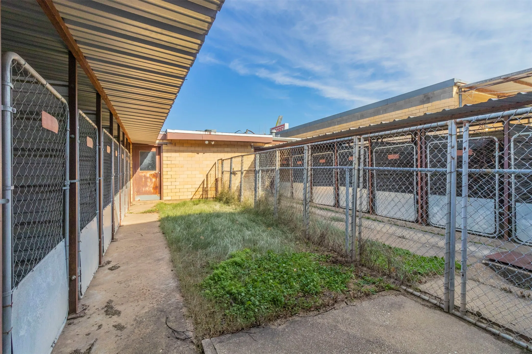 Business For Sale in Tarrant County , 1012 W Division Street, Arlington, Texas 76012, 0, 0, Garage spaces, 0 Sqft, built in 1977, Preowned, mls#21152892, Real Estate Agent in Arlington, Homes For Sale in Tarrant county, Homes For Sale in Arlington, Realtor in Arlington Texas, Real Estate Brokerage Independent Realty Texas, Luminita Cordes Realtor