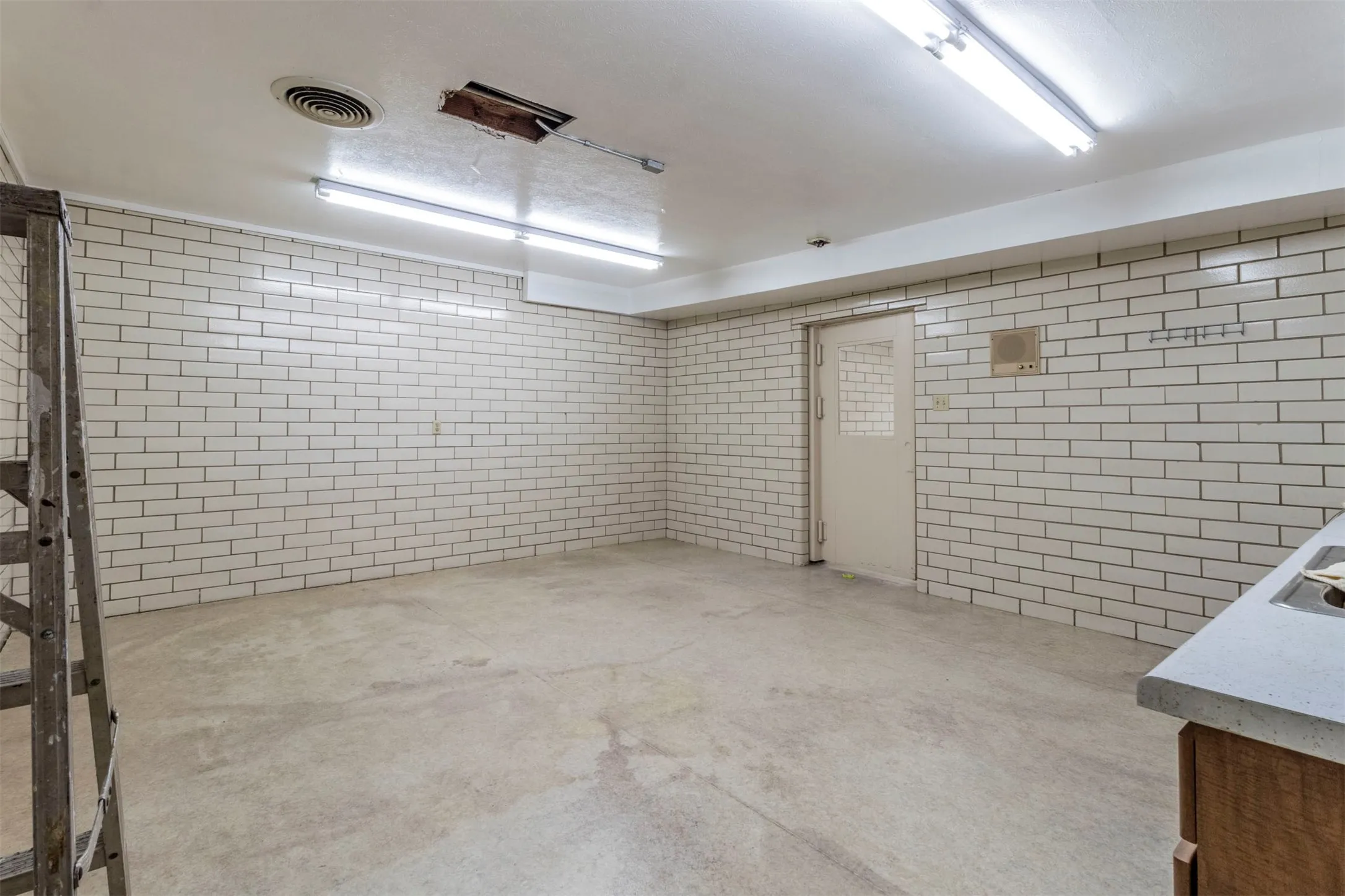 Business For Sale in Tarrant County , 1012 W Division Street, Arlington, Texas 76012, 0, 0, Garage spaces, 0 Sqft, built in 1977, Preowned, mls#21152892, Real Estate Agent in Arlington, Homes For Sale in Tarrant county, Homes For Sale in Arlington, Realtor in Arlington Texas, Real Estate Brokerage Independent Realty Texas, Luminita Cordes Realtor