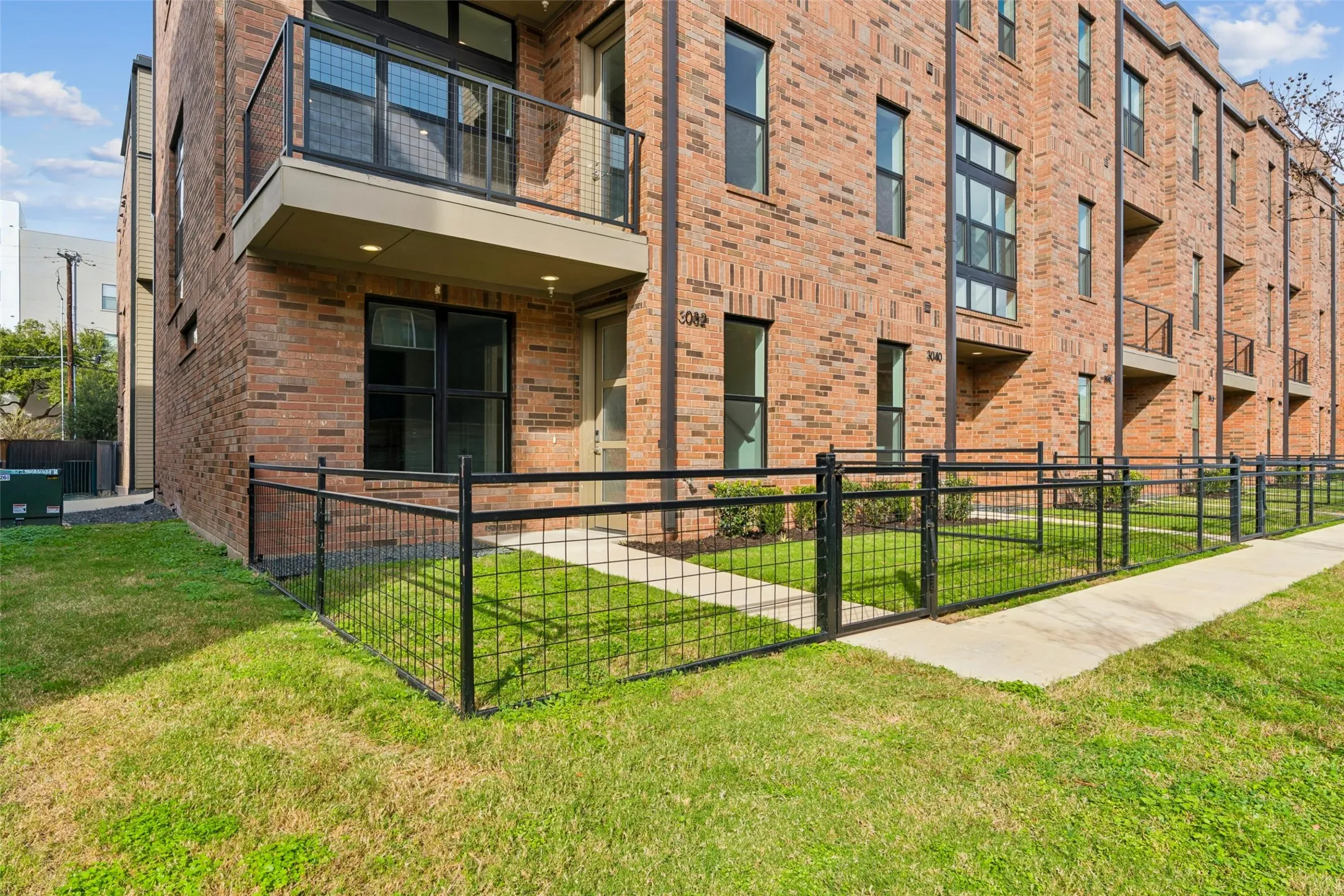 Townhouse For Sale in Dallas County , 3032 Chimes Street, Dallas, Texas 75219, 4 Bedroom, 5 Bathroom, 2 Garage spaces, 2,871 Sqft, built in 2022, New Construction - Complete, mls#21153165, Real Estate Agent in Dallas, Homes For Sale in Dallas county, Homes For Sale in Dallas, Realtor in Dallas Texas, Real Estate Brokerage Independent Realty Texas, Luminita Cordes Realtor