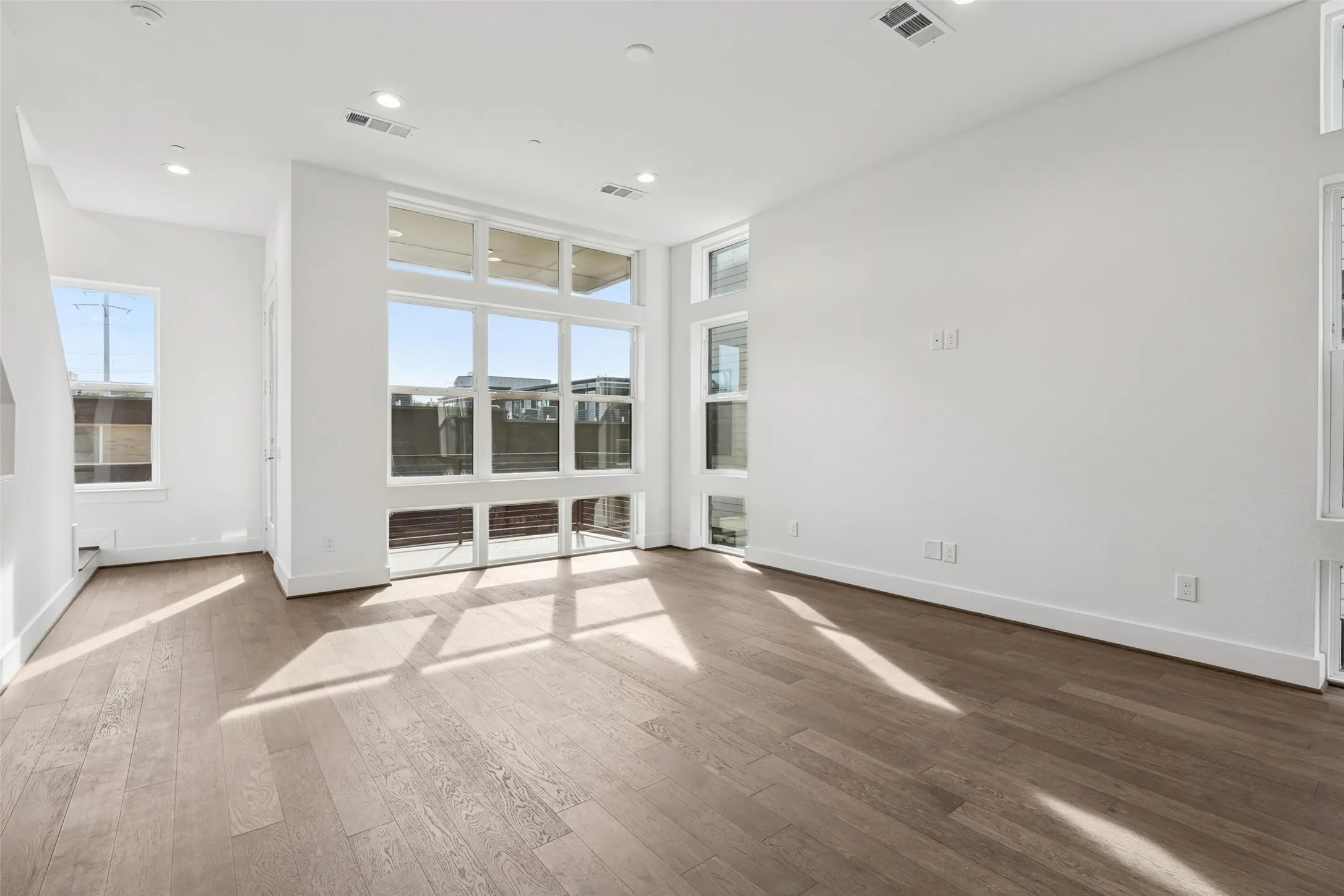 Townhouse For Sale in Dallas County , 3032 Chimes Street, Dallas, Texas 75219, 4 Bedroom, 5 Bathroom, 2 Garage spaces, 2,871 Sqft, built in 2022, New Construction - Complete, mls#21153165, Real Estate Agent in Dallas, Homes For Sale in Dallas county, Homes For Sale in Dallas, Realtor in Dallas Texas, Real Estate Brokerage Independent Realty Texas, Luminita Cordes Realtor