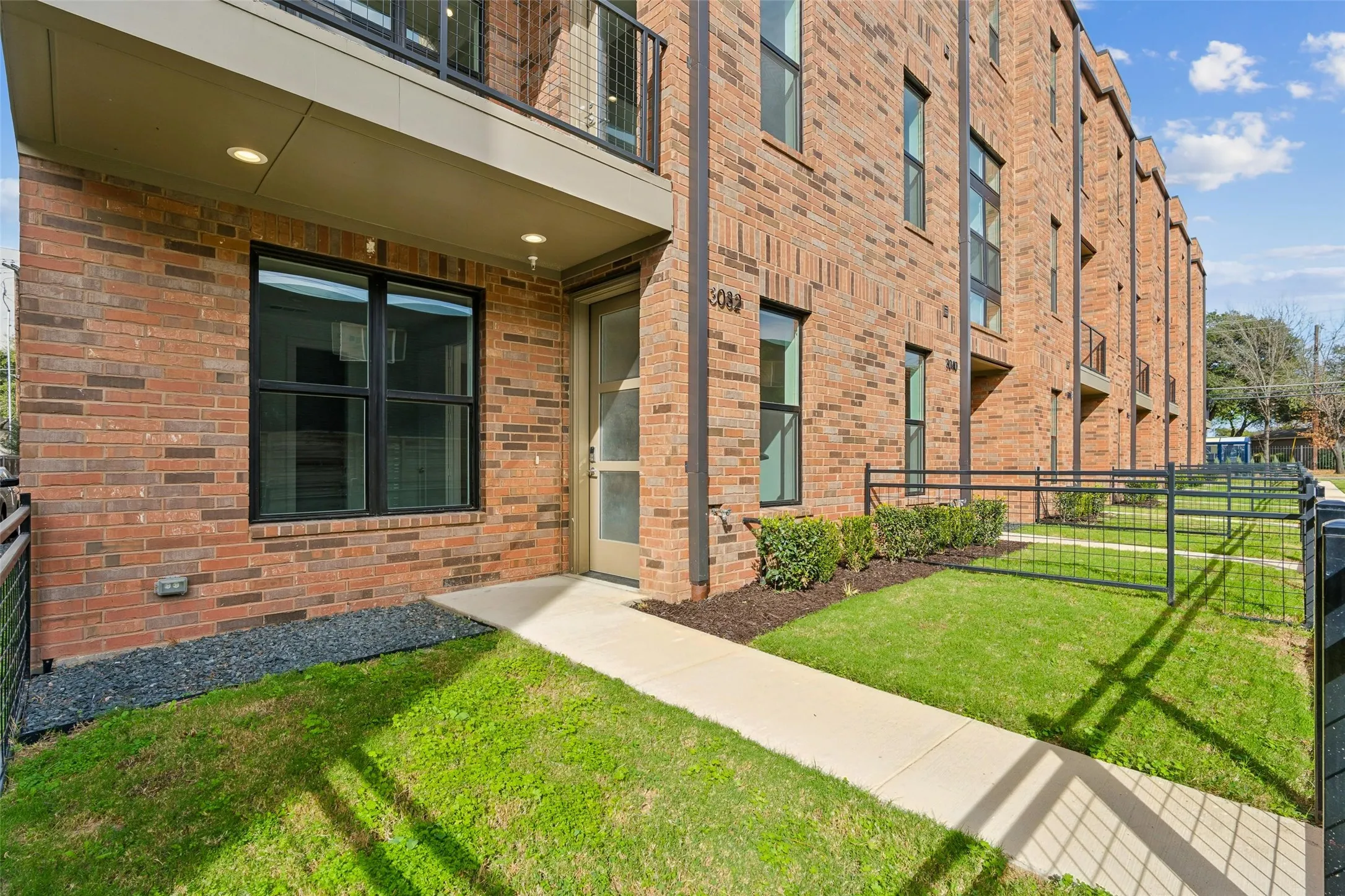 Townhouse For Sale in Dallas County , 3032 Chimes Street, Dallas, Texas 75219, 4 Bedroom, 5 Bathroom, 2 Garage spaces, 2,871 Sqft, built in 2022, New Construction - Complete, mls#21153165, Real Estate Agent in Dallas, Homes For Sale in Dallas county, Homes For Sale in Dallas, Realtor in Dallas Texas, Real Estate Brokerage Independent Realty Texas, Luminita Cordes Realtor
