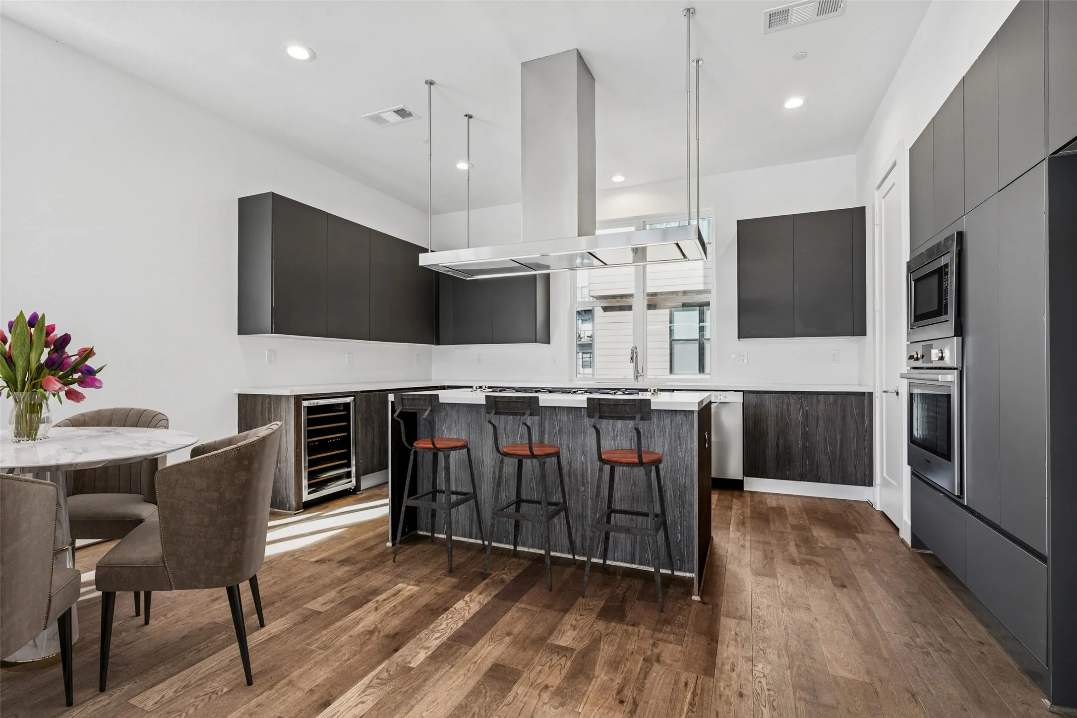 Townhouse For Sale in Dallas County , 3032 Chimes Street, Dallas, Texas 75219, 4 Bedroom, 5 Bathroom, 2 Garage spaces, 2,871 Sqft, built in 2022, New Construction - Complete, mls#21153165, Real Estate Agent in Dallas, Homes For Sale in Dallas county, Homes For Sale in Dallas, Realtor in Dallas Texas, Real Estate Brokerage Independent Realty Texas, Luminita Cordes Realtor