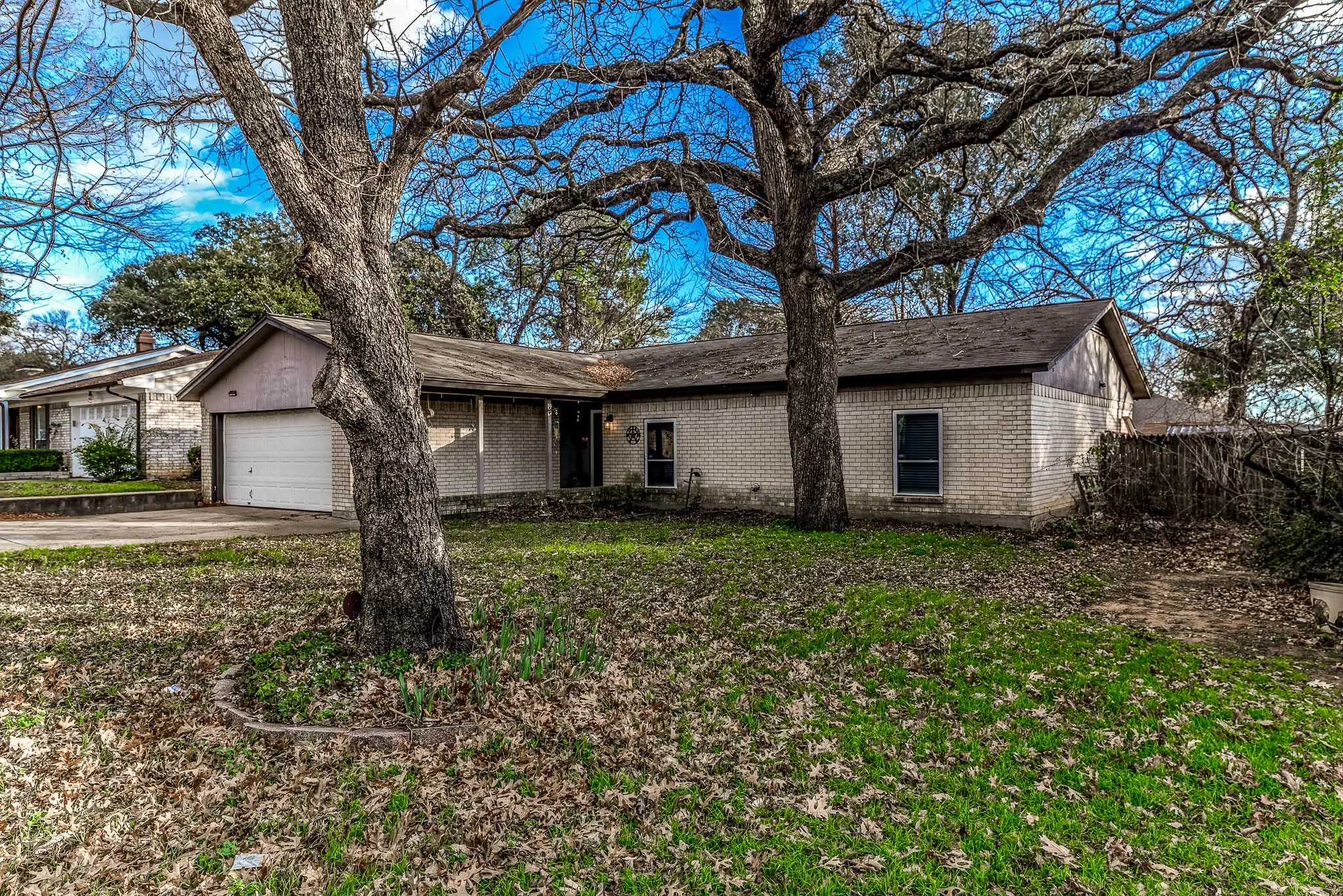 Single Family Residence For Sale in Tarrant County , 2108 Warwick Drive, Arlington, Texas 76015, 3 Bedroom, 2 Bathroom, 1 Garage spaces, 1,592 Sqft, built in 1973, Preowned, mls#21140916, Real Estate Agent in Arlington, Homes For Sale in Tarrant county, Homes For Sale in Arlington, Realtor in Arlington Texas, Real Estate Brokerage Independent Realty Texas, Luminita Cordes Realtor