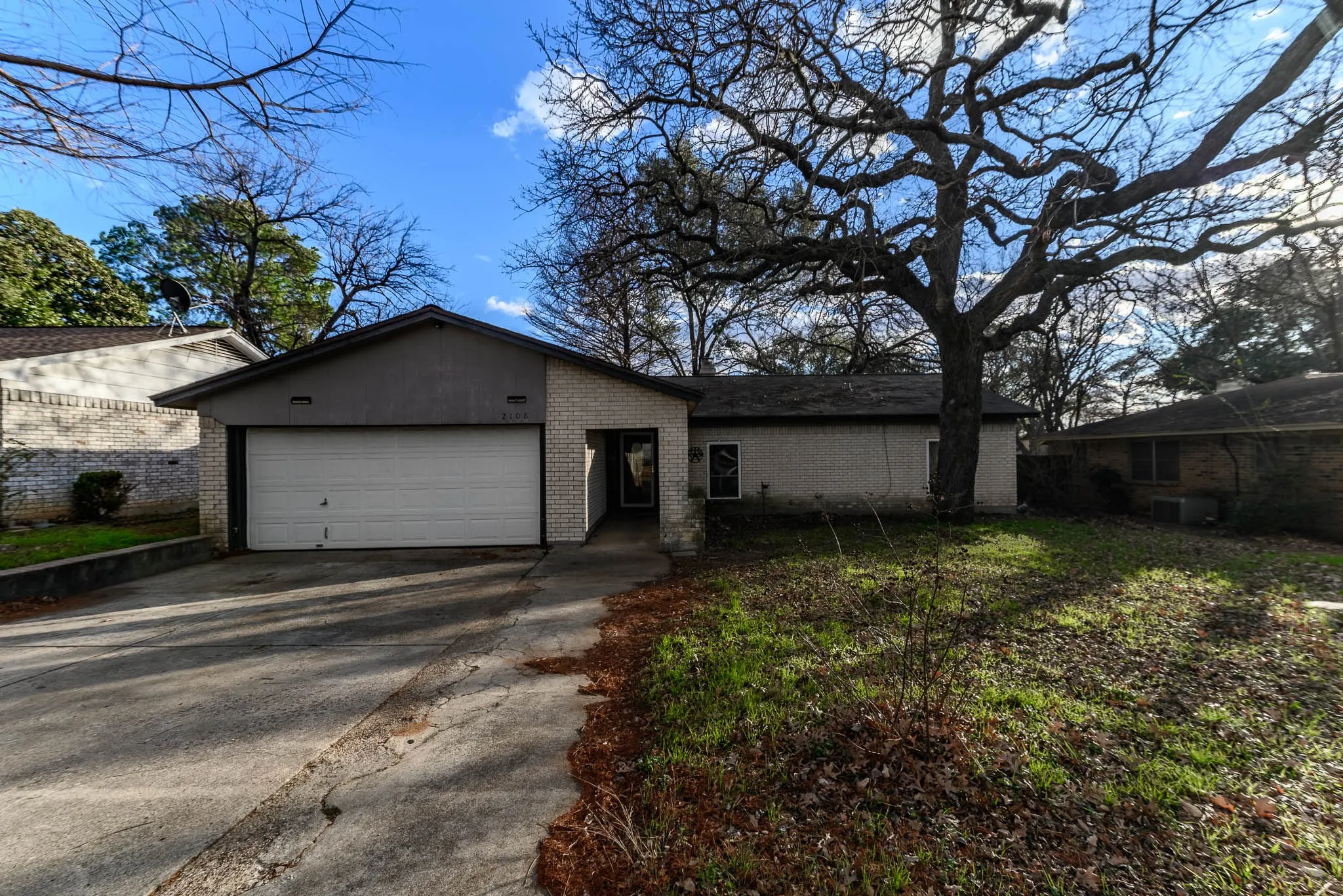 Single Family Residence For Sale in Tarrant County , 2108 Warwick Drive, Arlington, Texas 76015, 3 Bedroom, 2 Bathroom, 1 Garage spaces, 1,592 Sqft, built in 1973, Preowned, mls#21140916, Real Estate Agent in Arlington, Homes For Sale in Tarrant county, Homes For Sale in Arlington, Realtor in Arlington Texas, Real Estate Brokerage Independent Realty Texas, Luminita Cordes Realtor