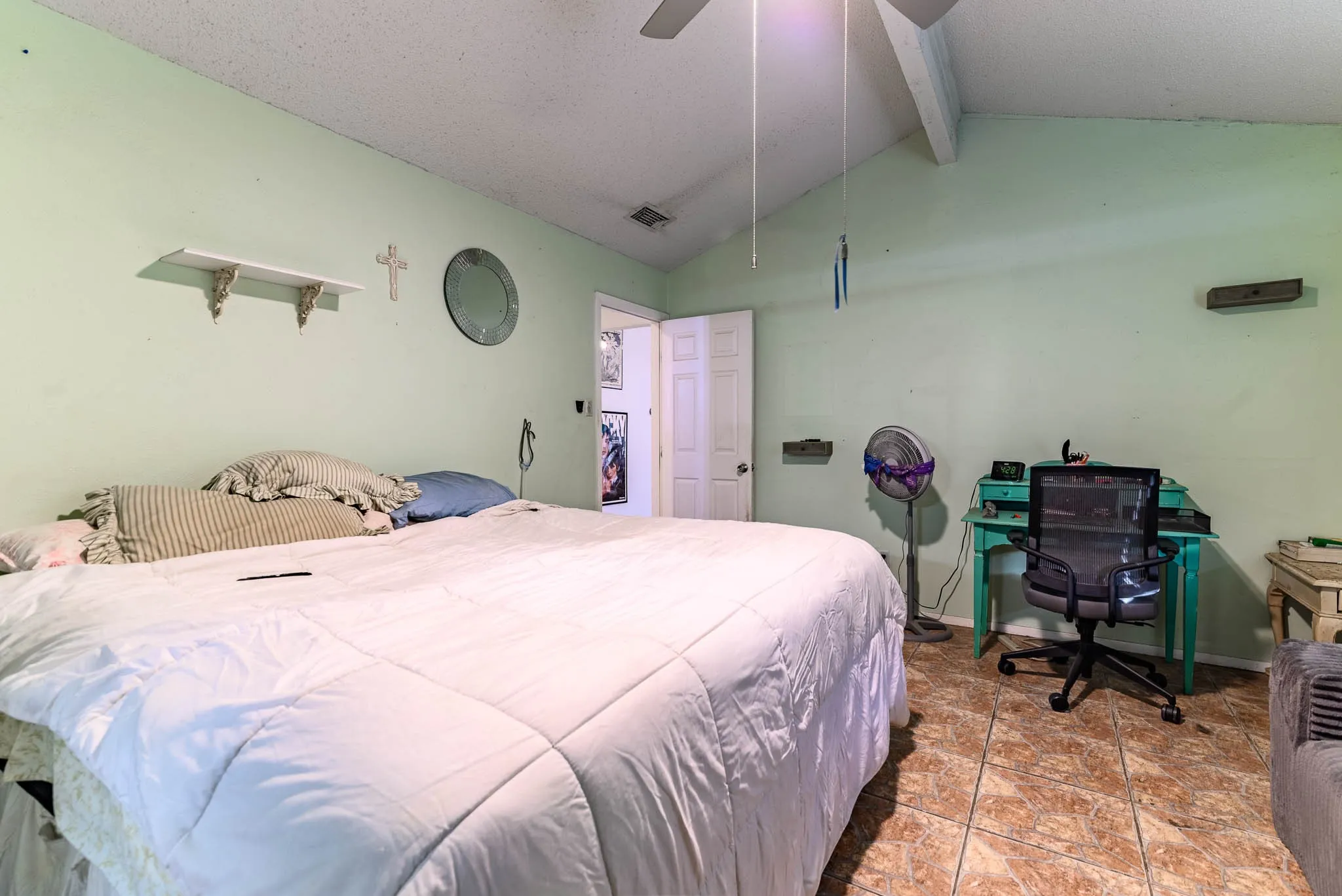Single Family Residence For Sale in Tarrant County , 2108 Warwick Drive, Arlington, Texas 76015, 3 Bedroom, 2 Bathroom, 1 Garage spaces, 1,592 Sqft, built in 1973, Preowned, mls#21140916, Real Estate Agent in Arlington, Homes For Sale in Tarrant county, Homes For Sale in Arlington, Realtor in Arlington Texas, Real Estate Brokerage Independent Realty Texas, Luminita Cordes Realtor